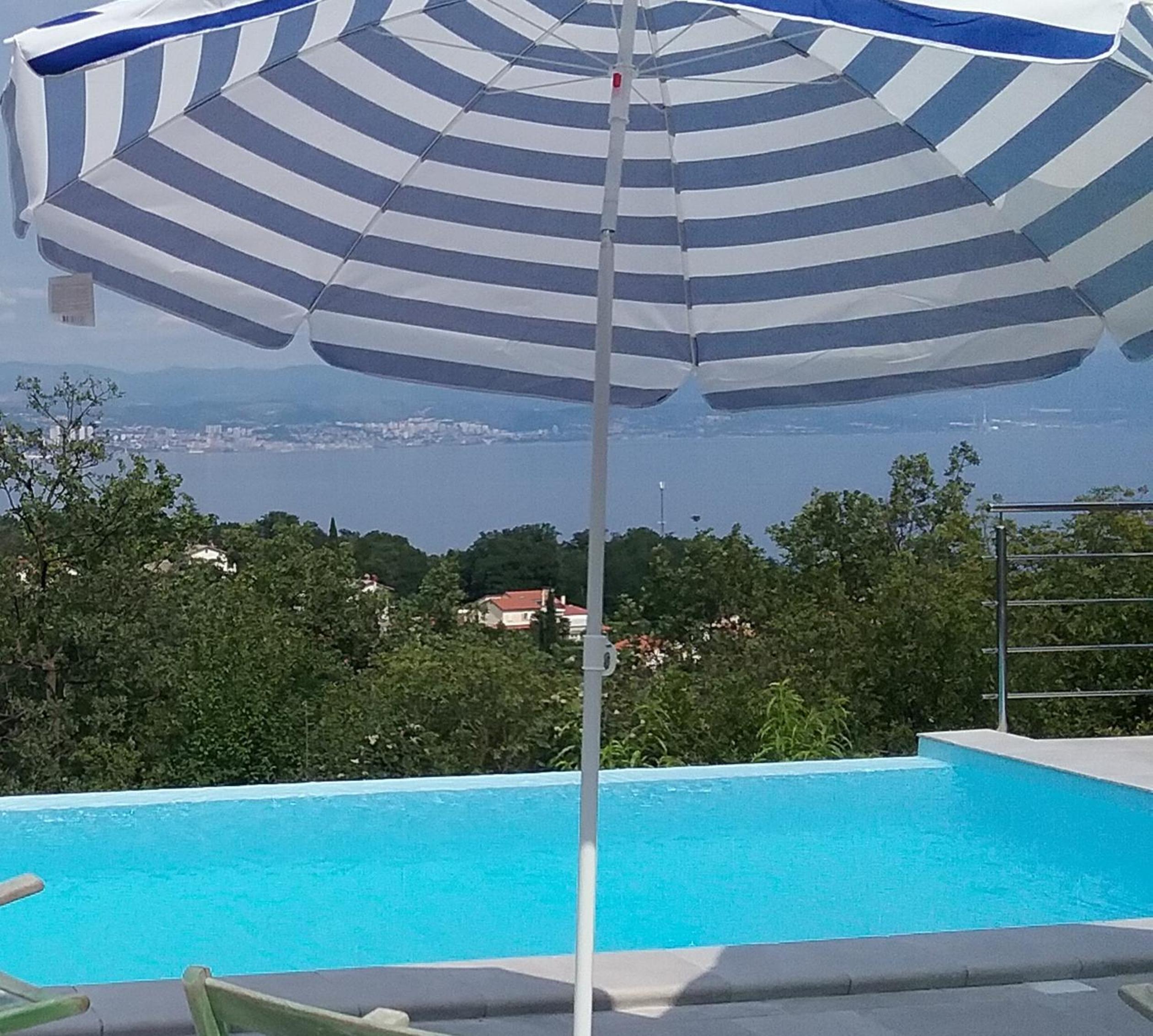 Tranquity Studio Apartment Ika view 3