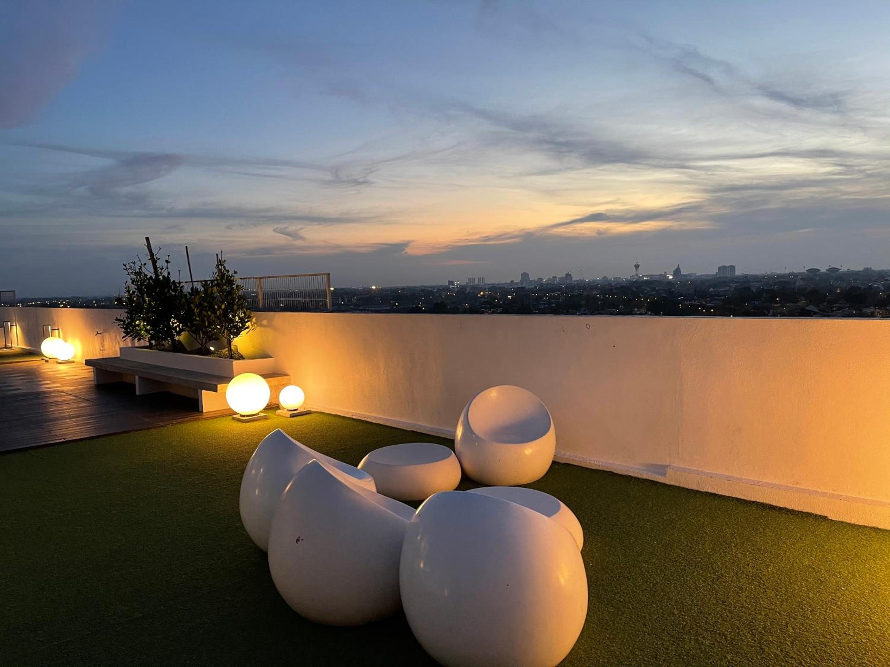 Sky Cafe Penthouse Suite by myProStay photo 8