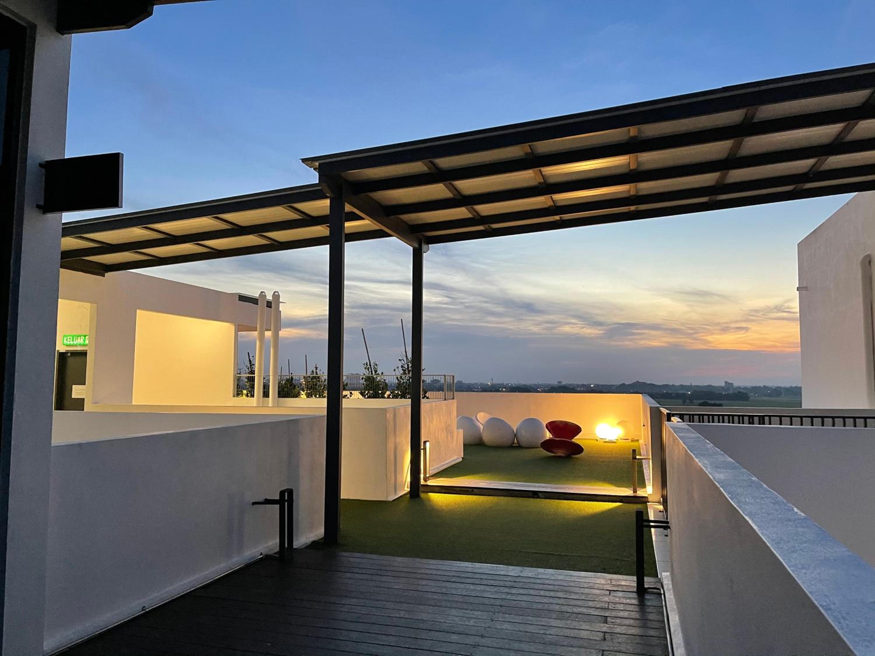 Sky Cafe Penthouse Suite by myProStay photo 7