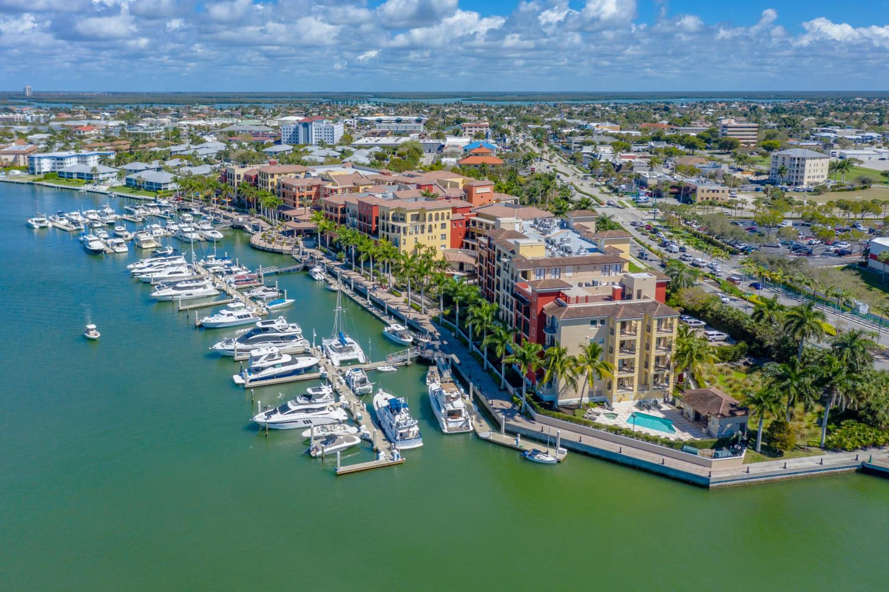 Luxury 3 Bed Condo at Popular Esplanade Overlooking Smokehouse Bay view 3