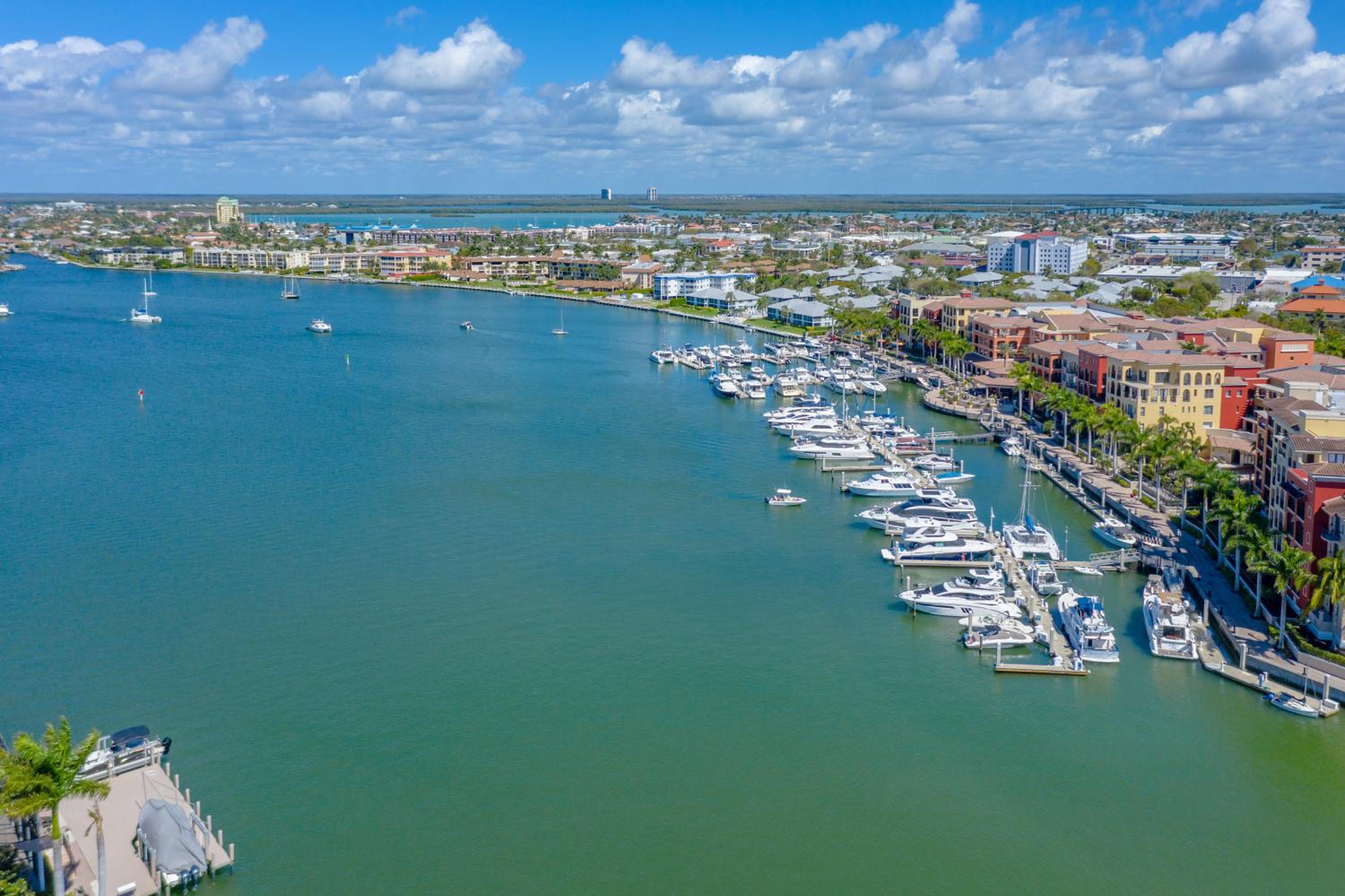Luxury 3 Bed Condo at Popular Esplanade Overlooking Smokehouse Bay view 4