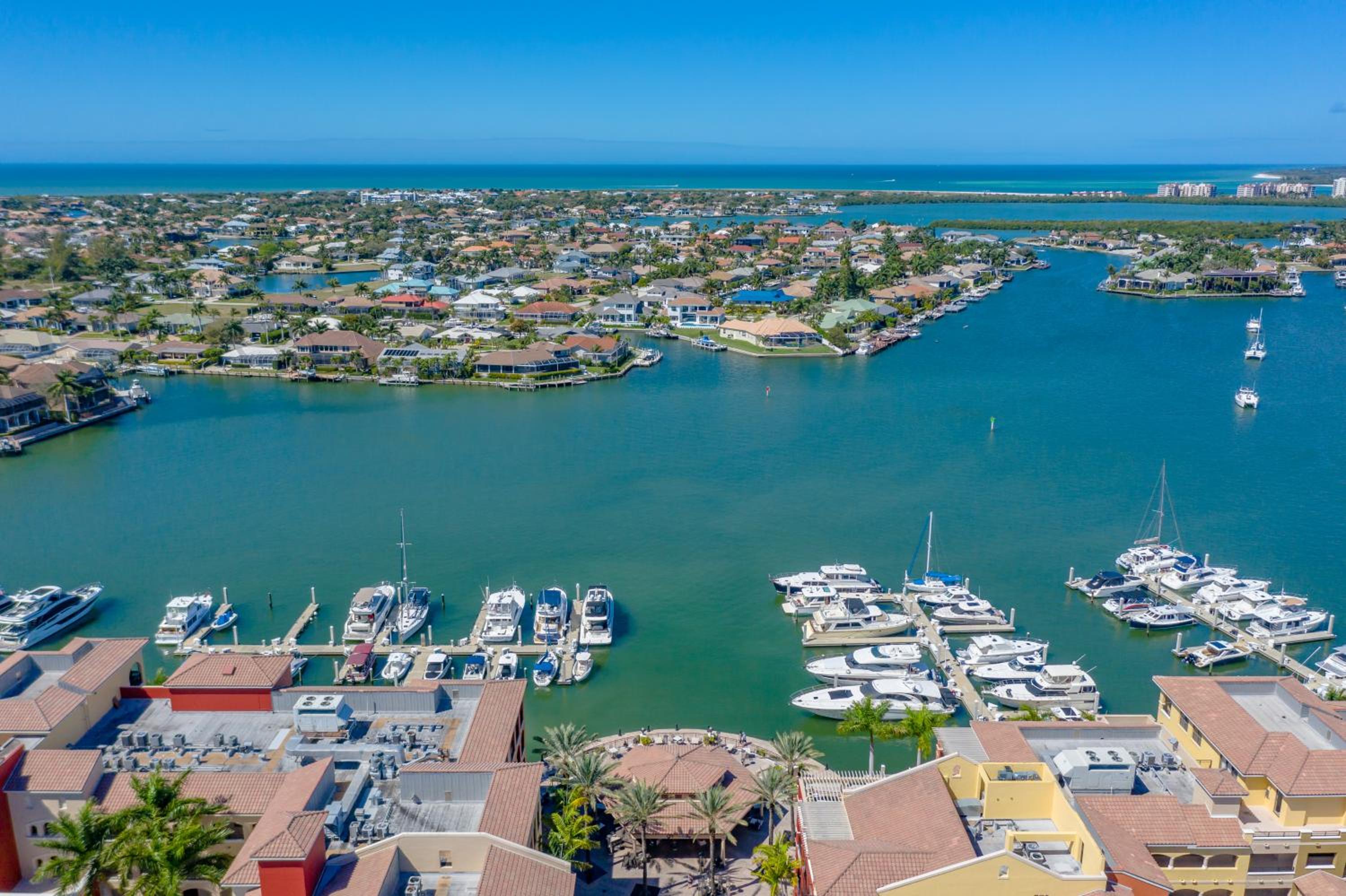 Luxury 3 Bed Condo at Popular Esplanade Overlooking Smokehouse Bay view 5