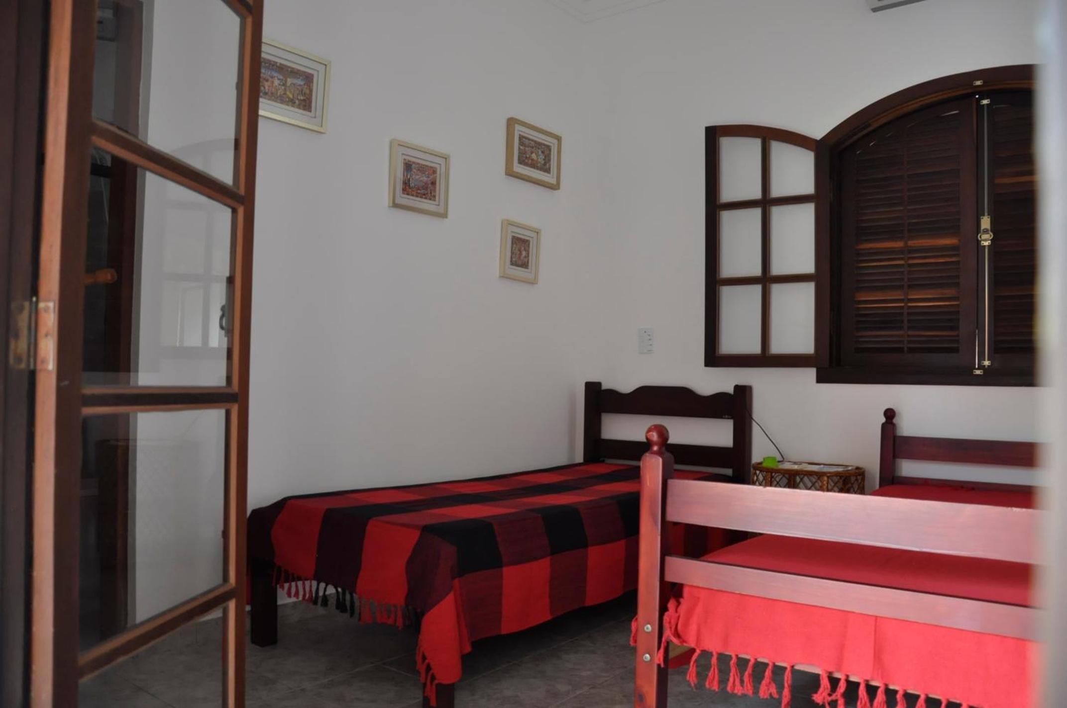 Casa em condômino, com piscina, próxima à serra e ao mar