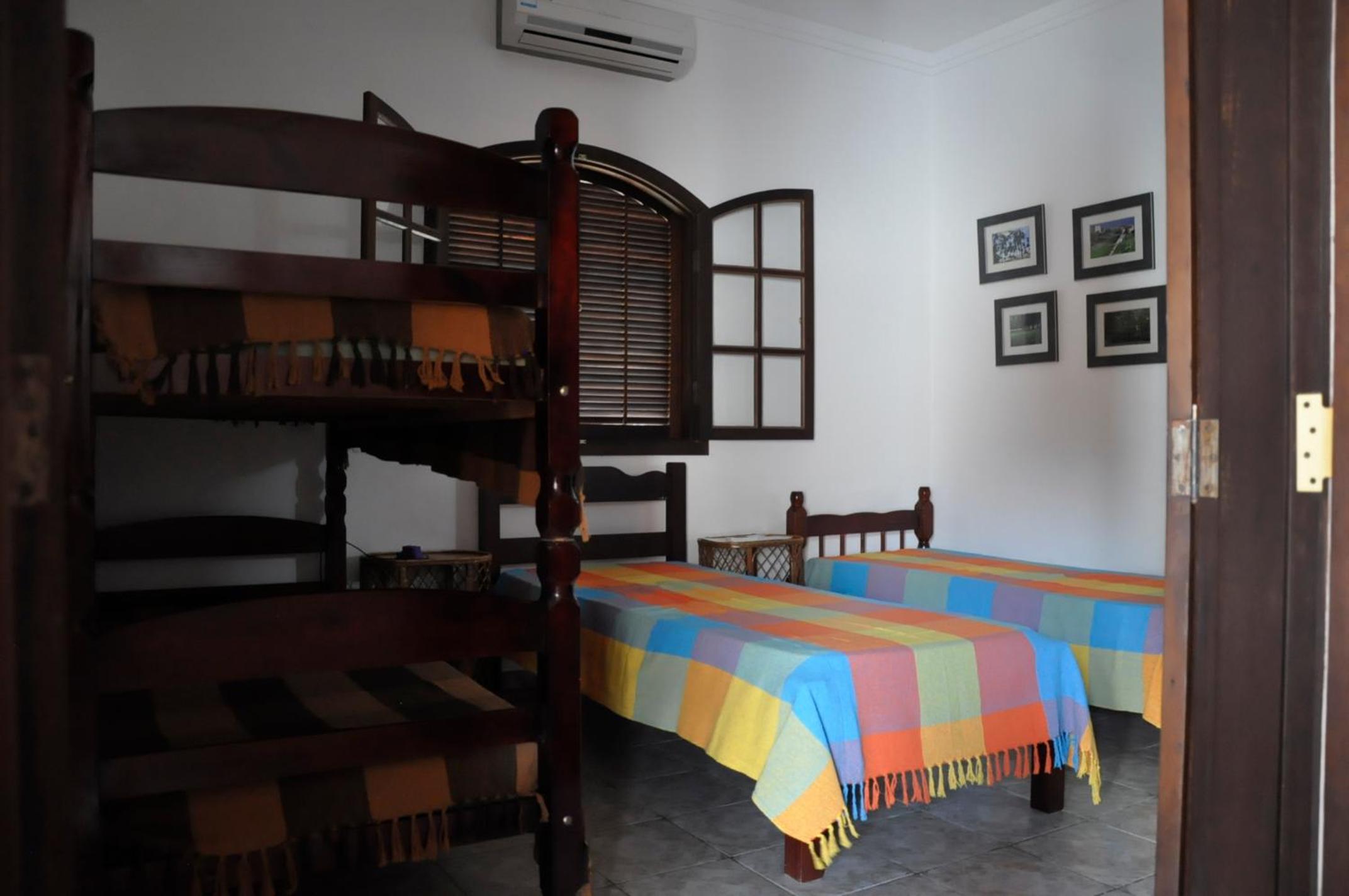 Casa em condômino, com piscina, próxima à serra e ao mar
