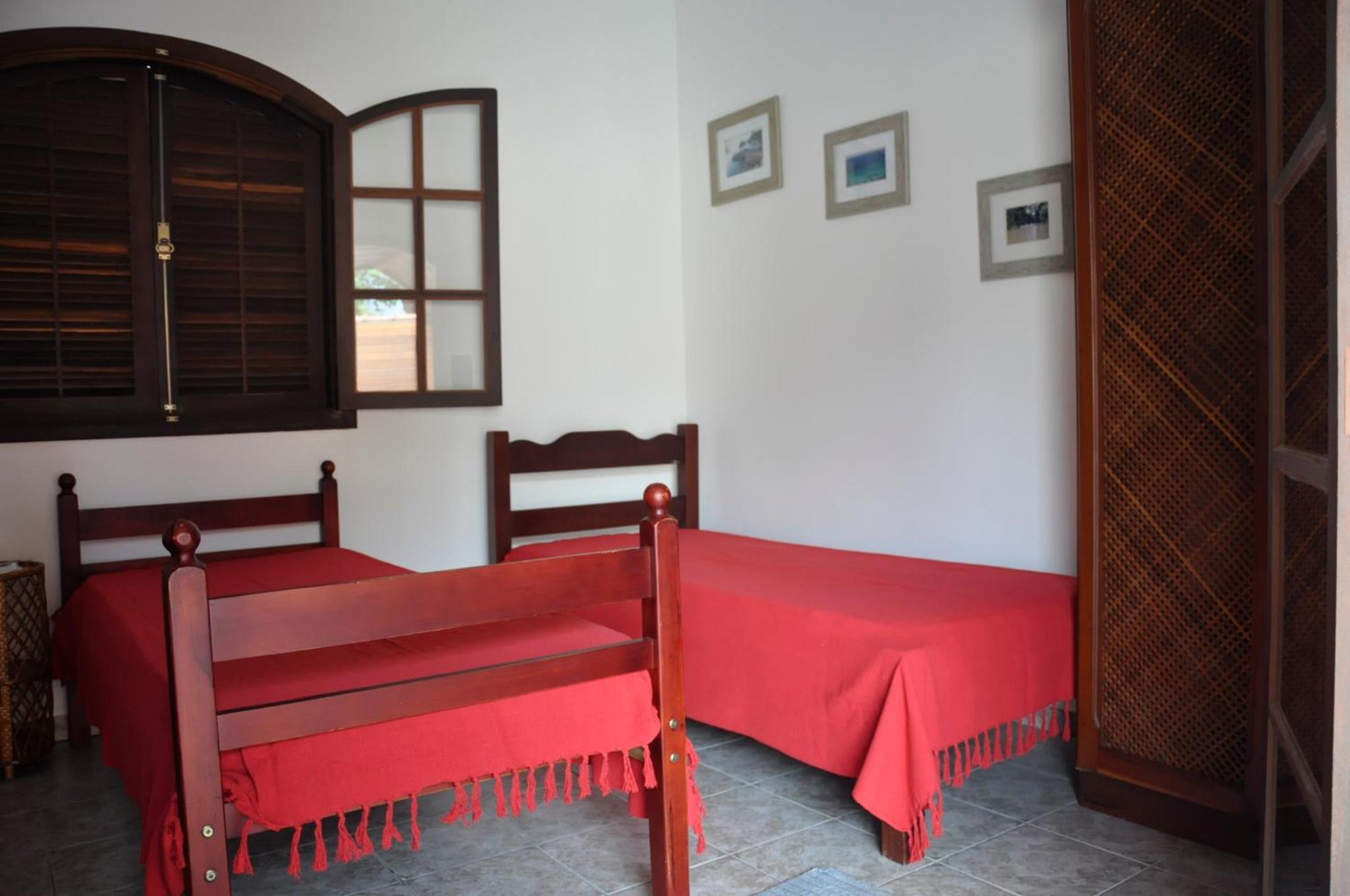 Casa em condômino, com piscina, próxima à serra e ao mar