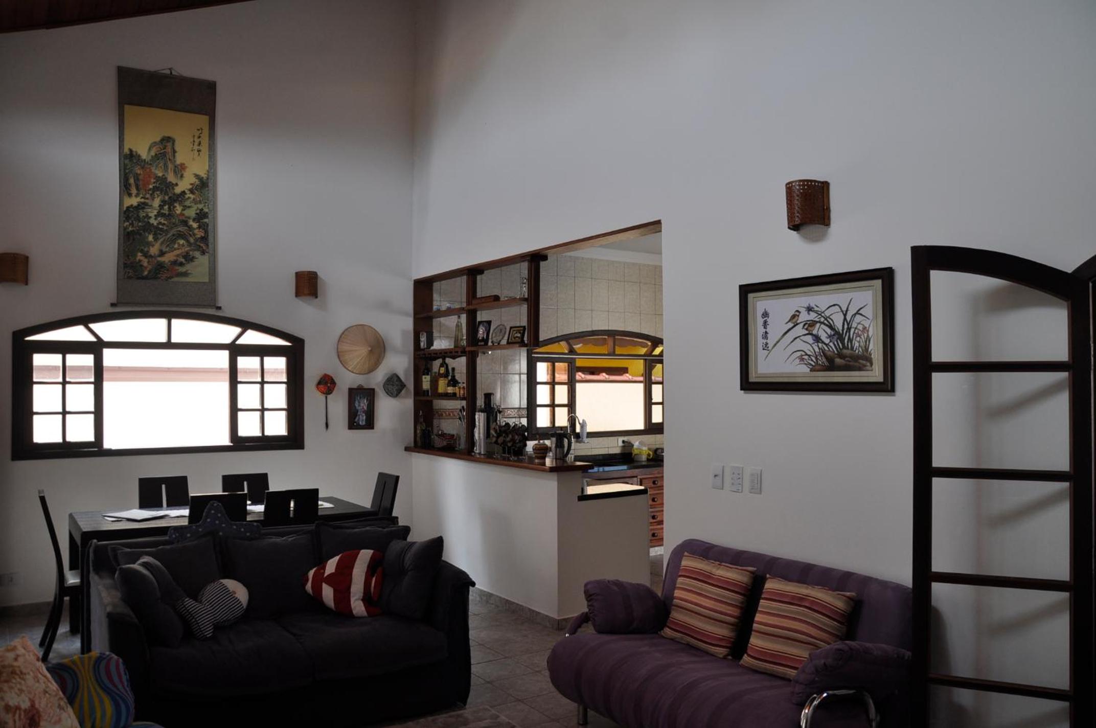 Casa em condômino, com piscina, próxima à serra e ao mar