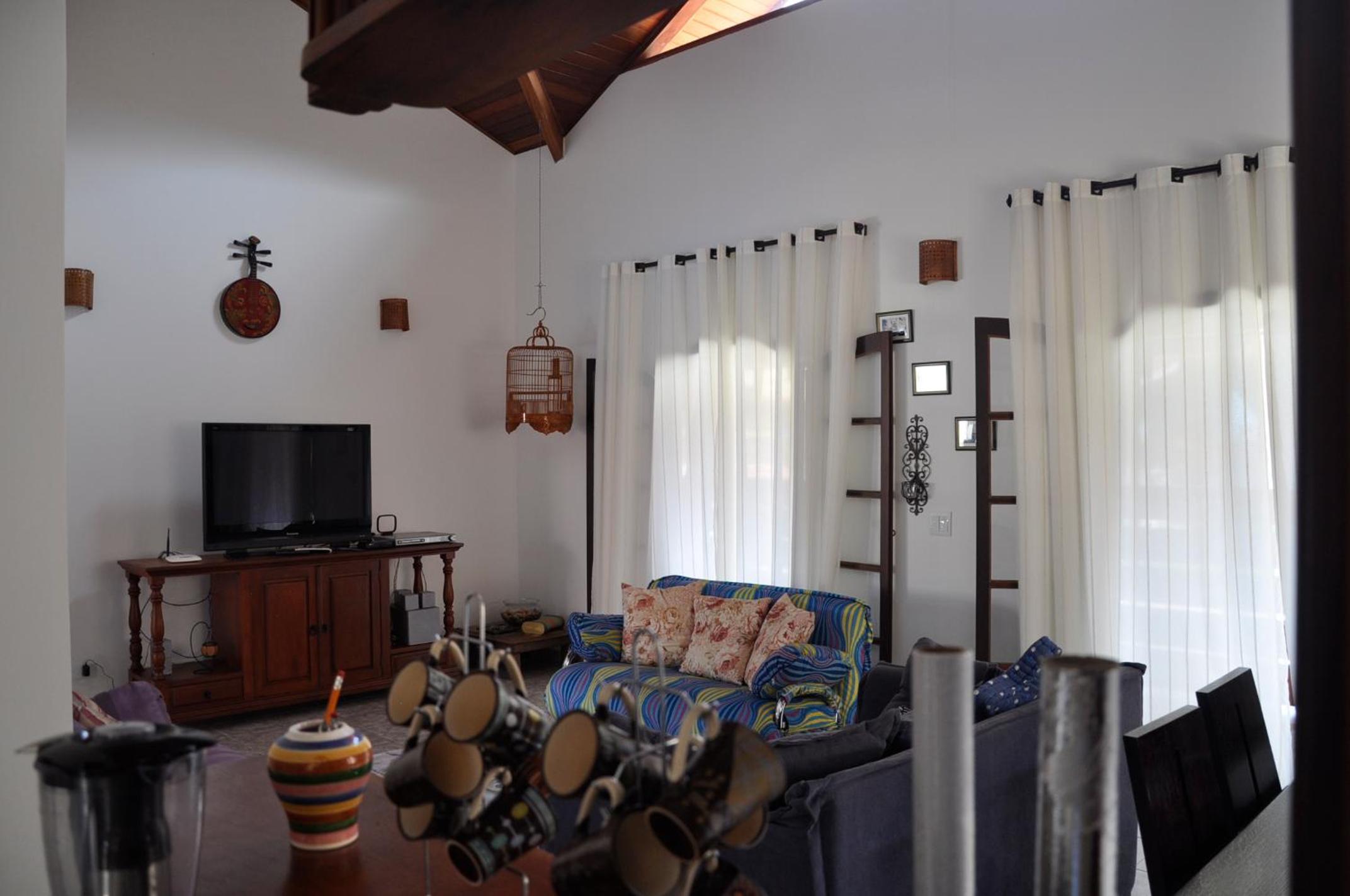 Casa em condômino, com piscina, próxima à serra e ao mar