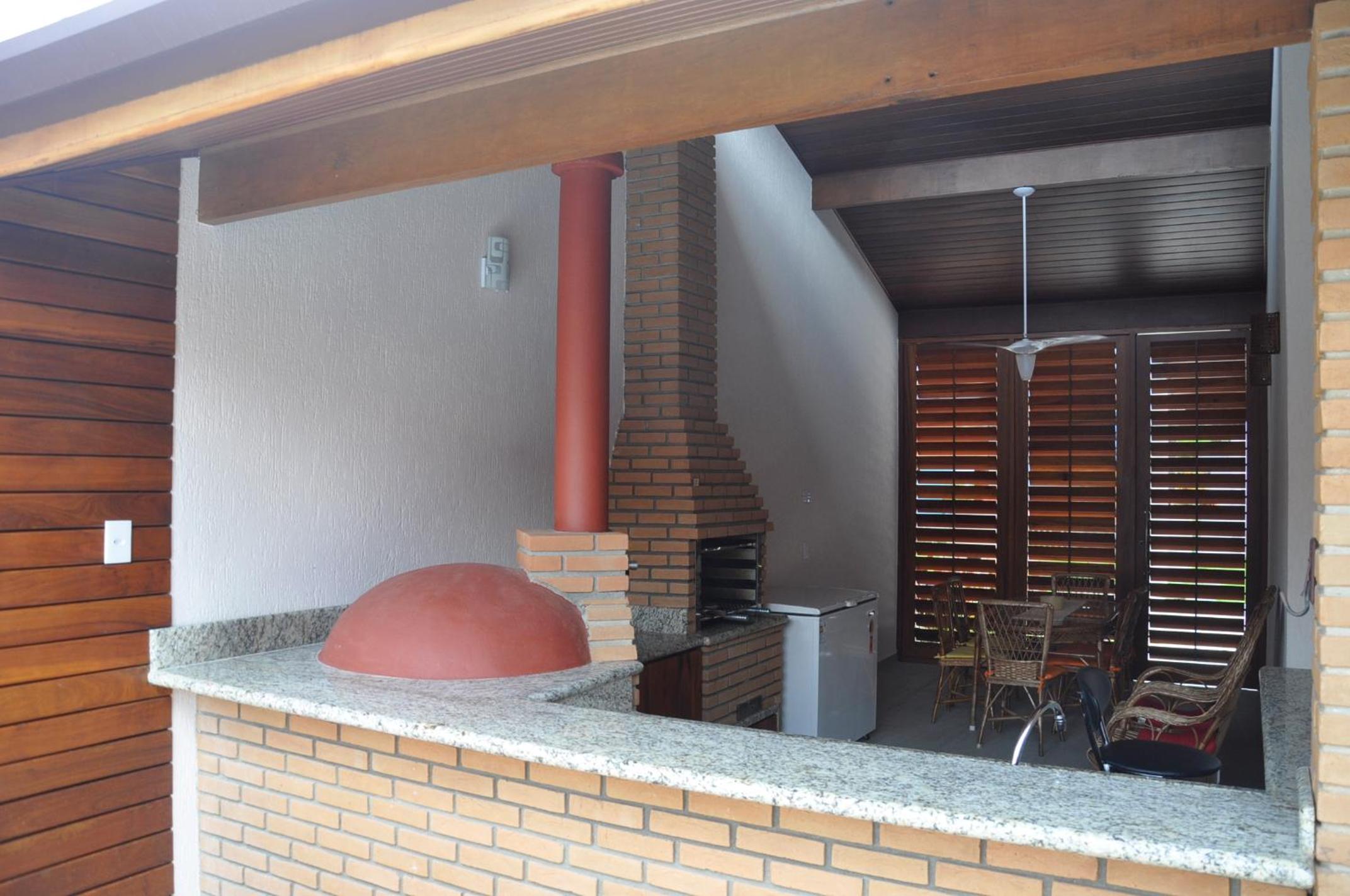 Casa em condômino, com piscina, próxima à serra e ao mar