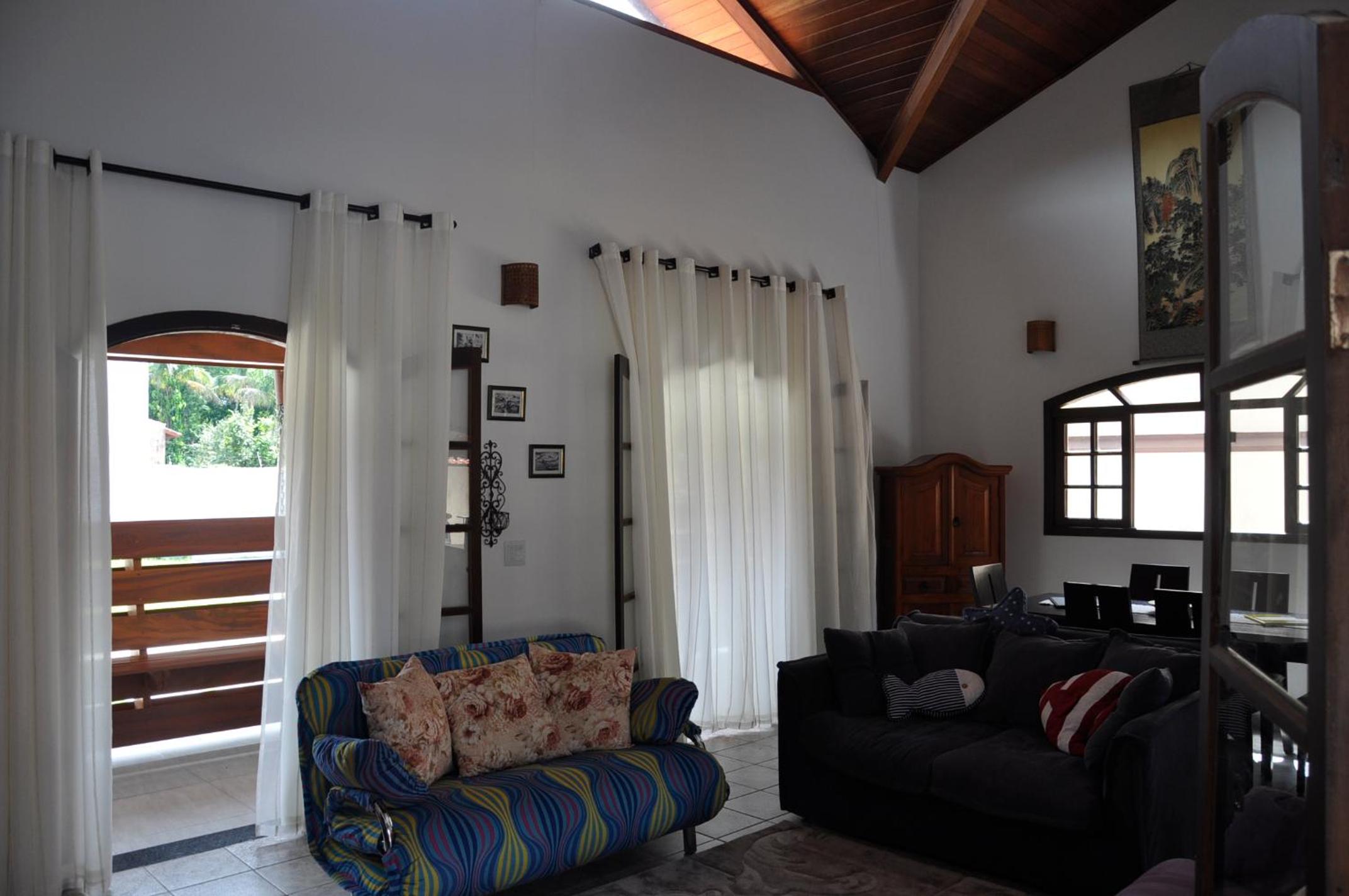 Casa em condômino, com piscina, próxima à serra e ao mar