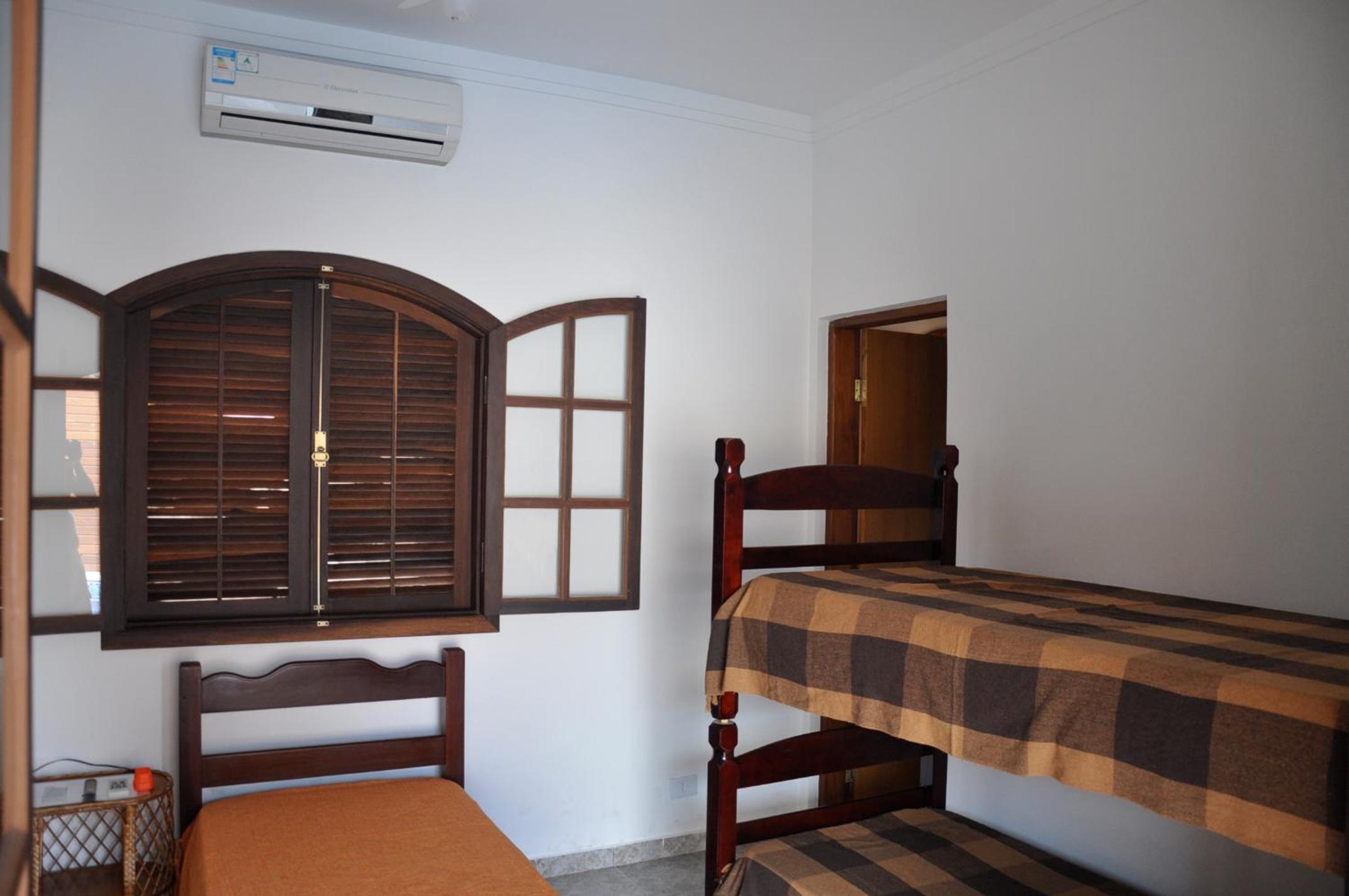 Casa em condômino, com piscina, próxima à serra e ao mar
