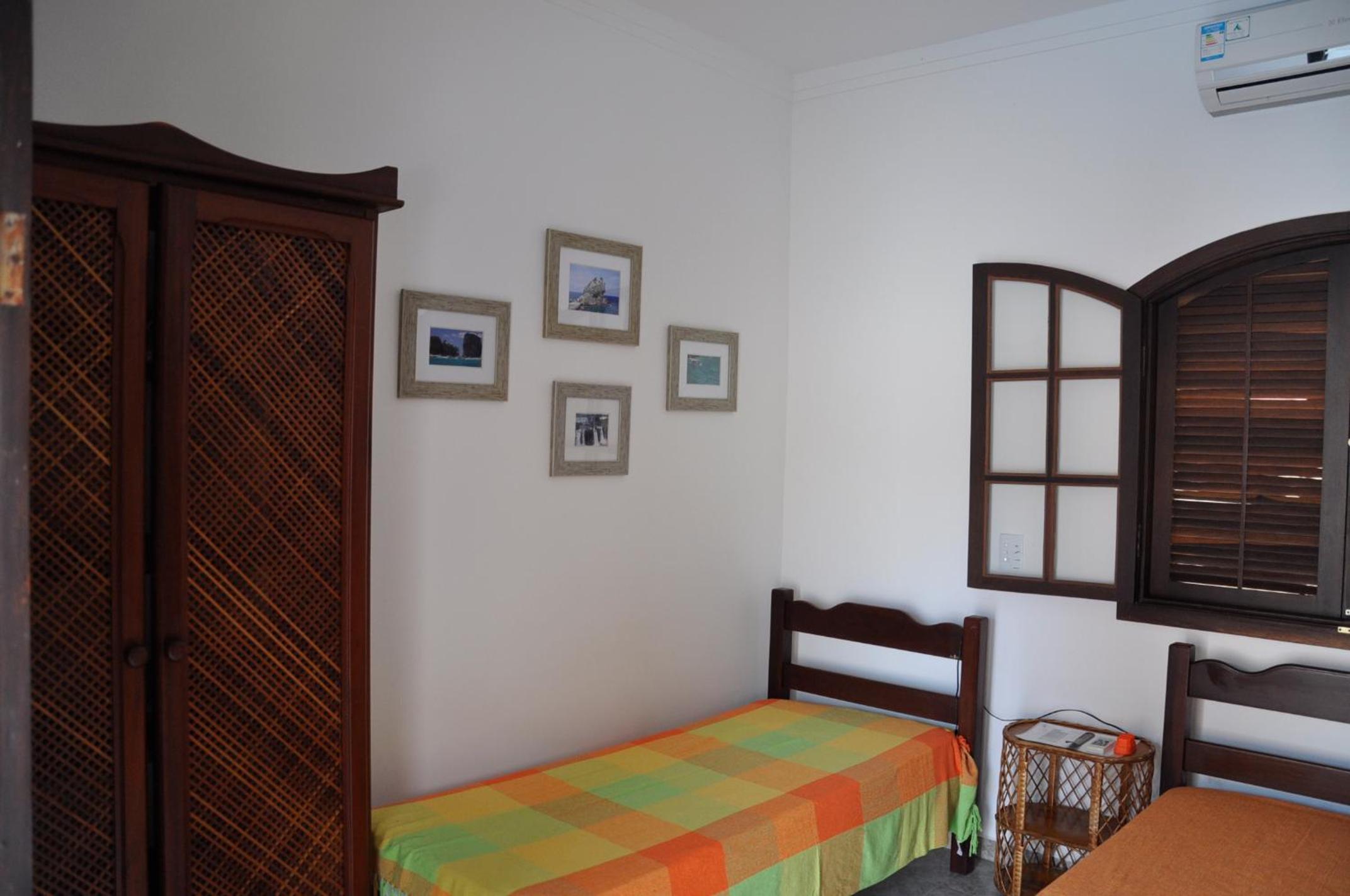 Casa em condômino, com piscina, próxima à serra e ao mar