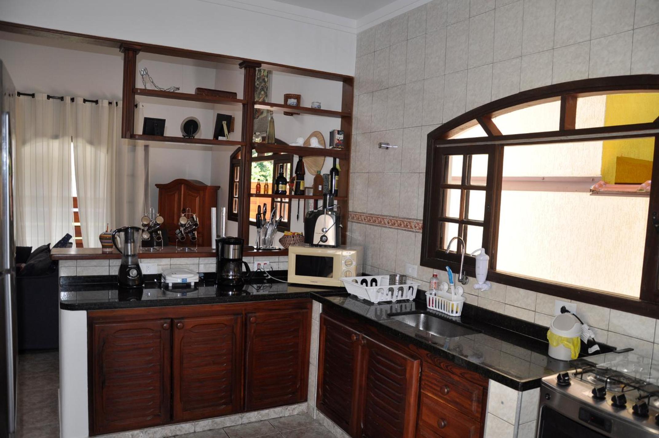 Casa em condômino, com piscina, próxima à serra e ao mar