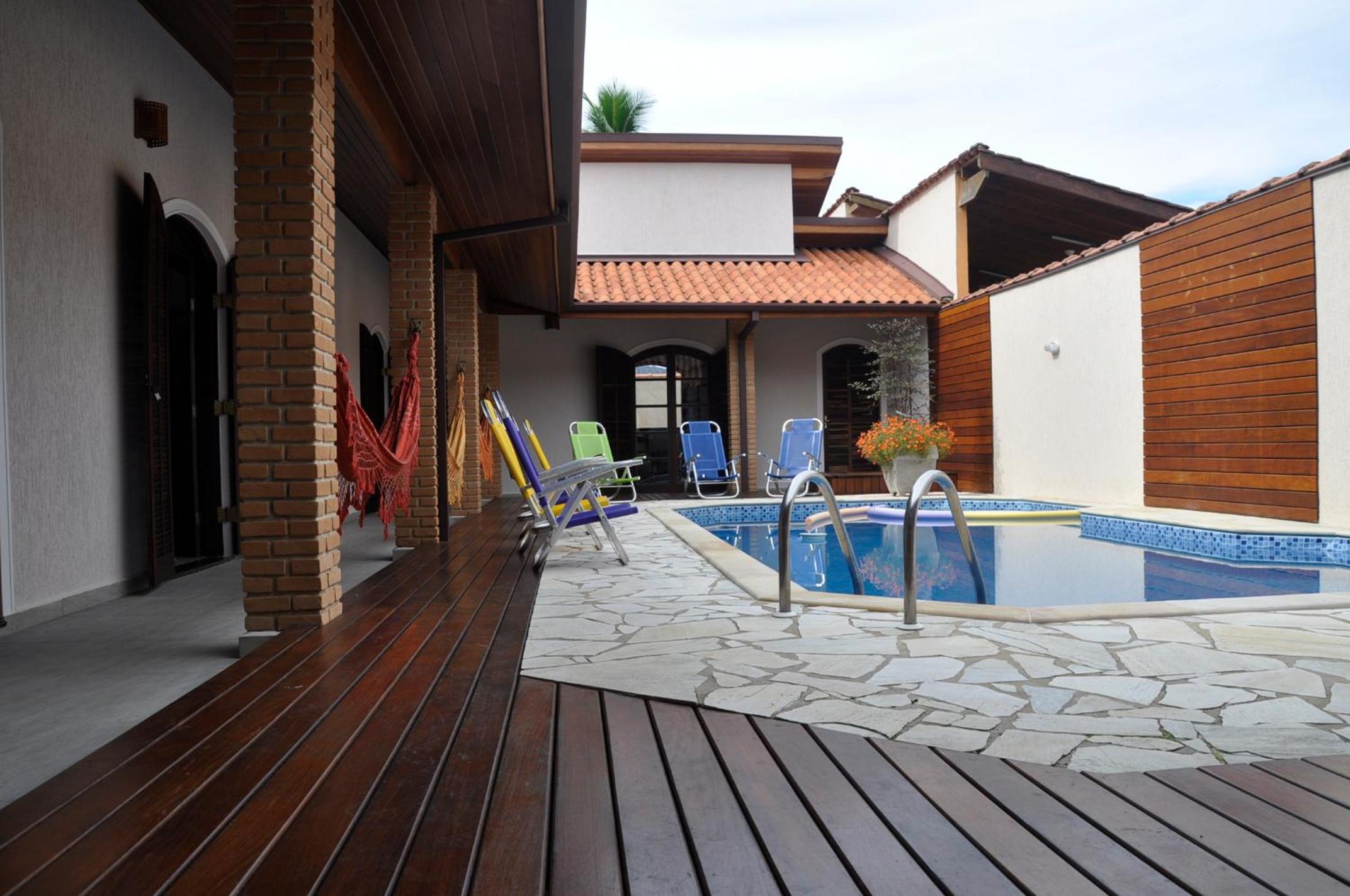 Casa em condômino, com piscina, próxima à serra e ao mar