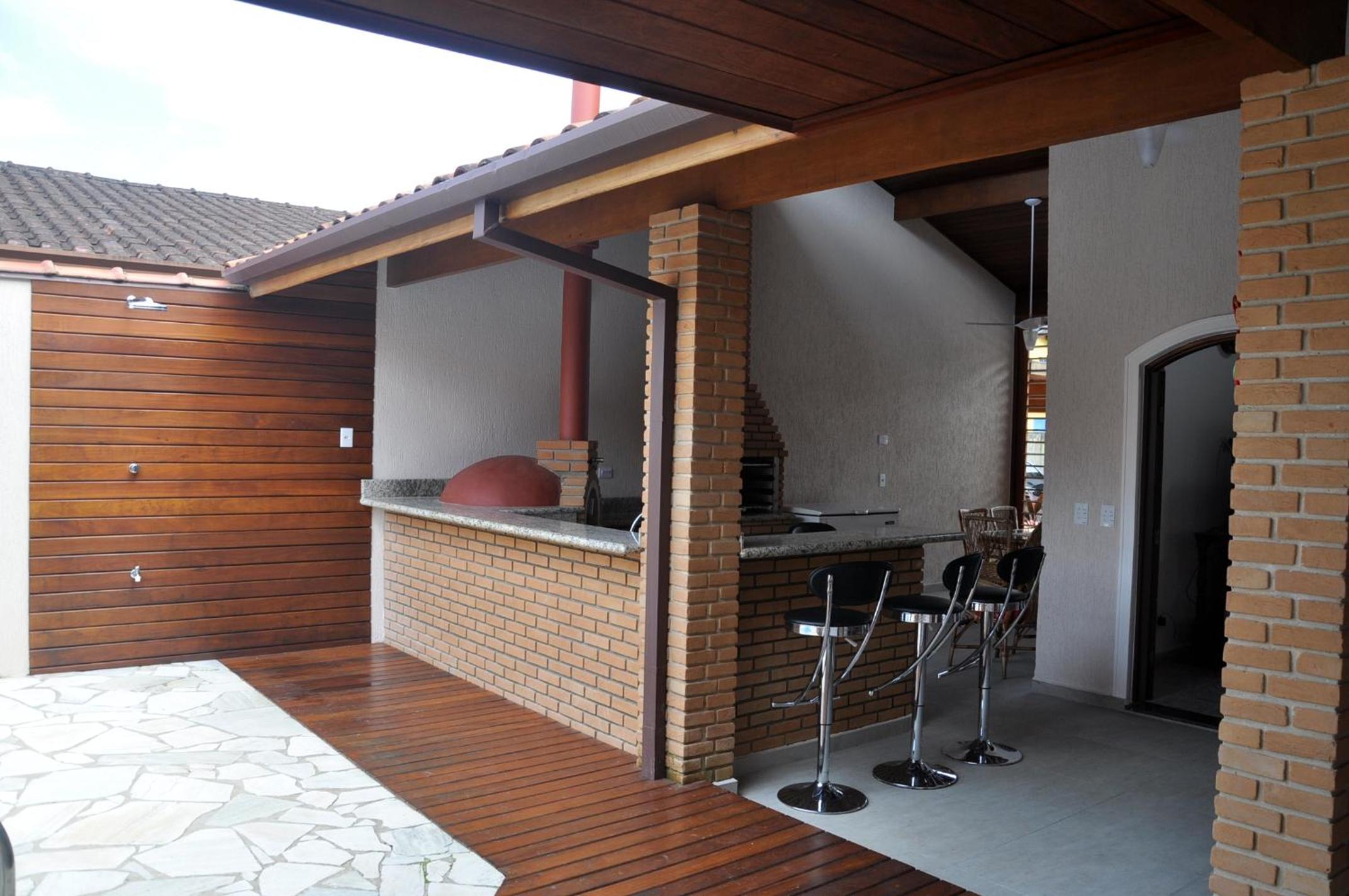 Casa em condômino, com piscina, próxima à serra e ao mar