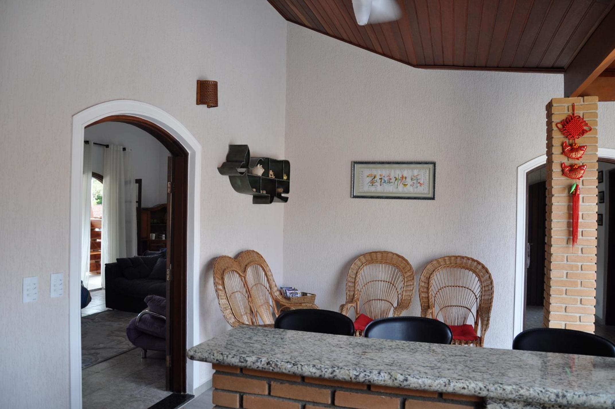 Casa em condômino, com piscina, próxima à serra e ao mar
