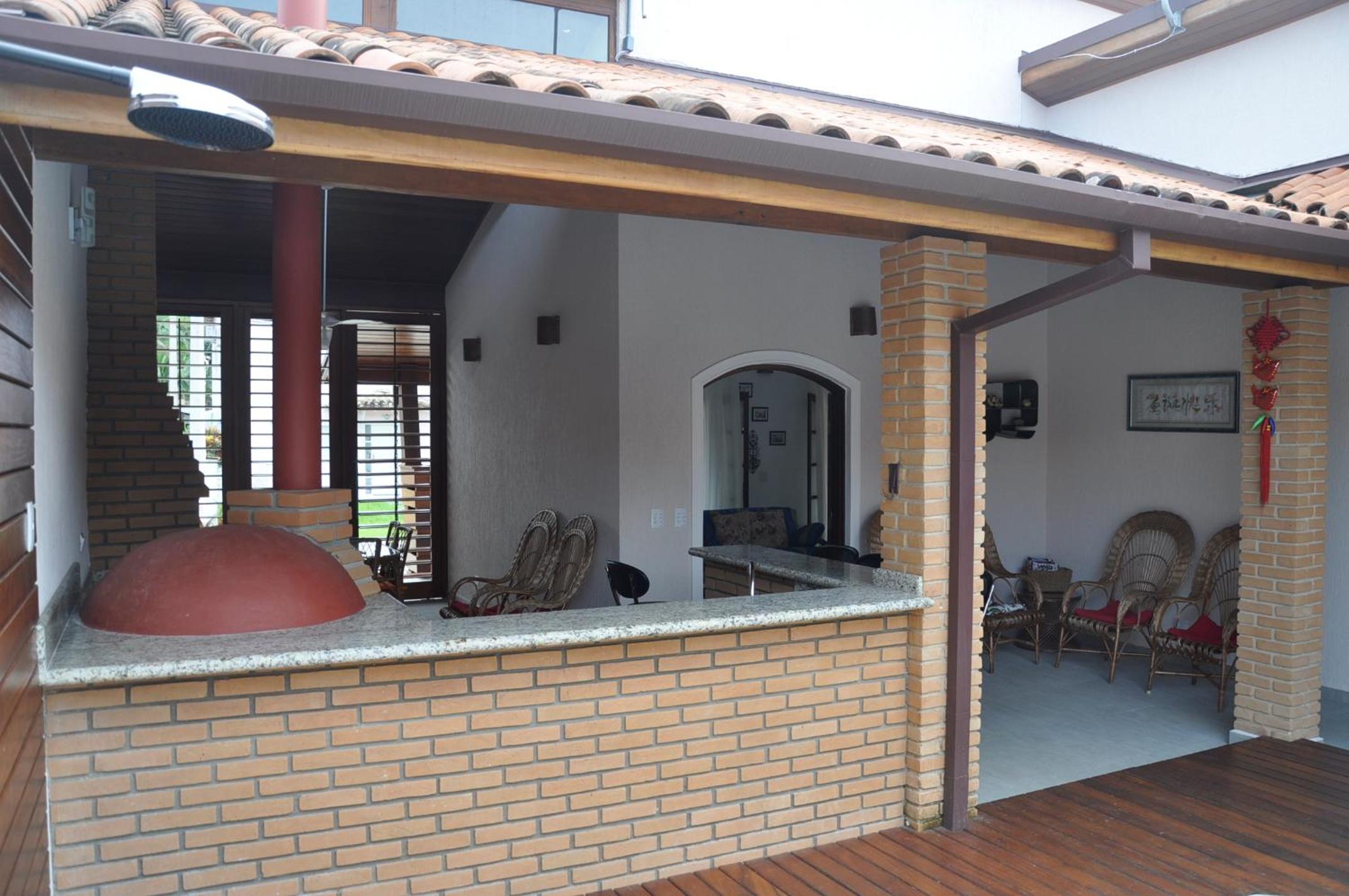 Casa em condômino, com piscina, próxima à serra e ao mar