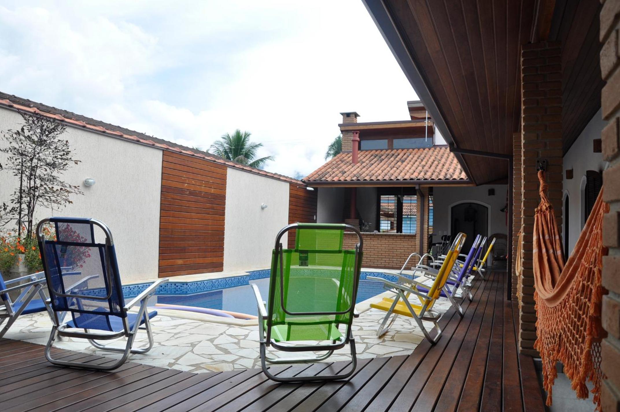 Casa em condômino, com piscina, próxima à serra e ao mar