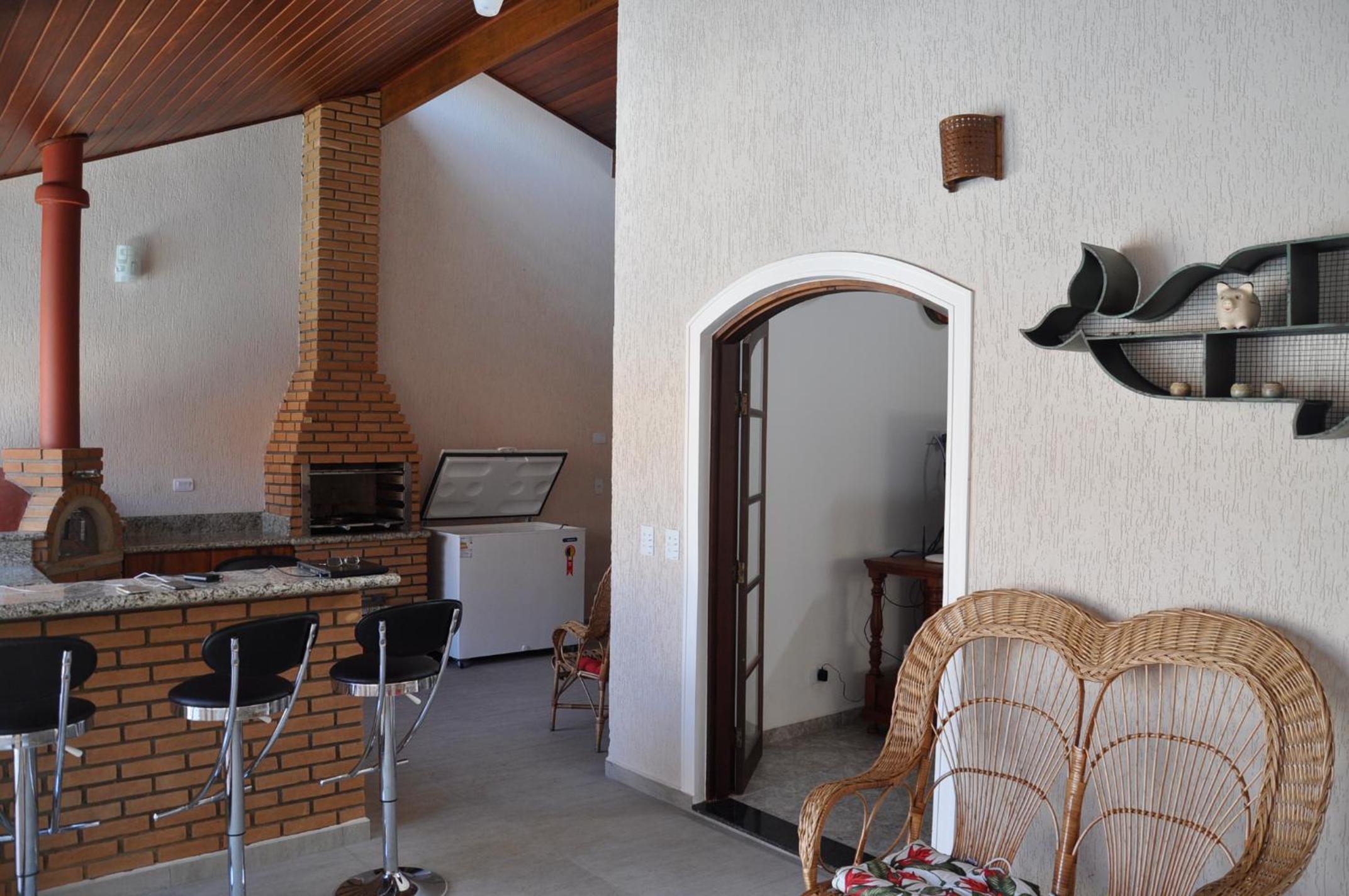 Casa em condômino, com piscina, próxima à serra e ao mar