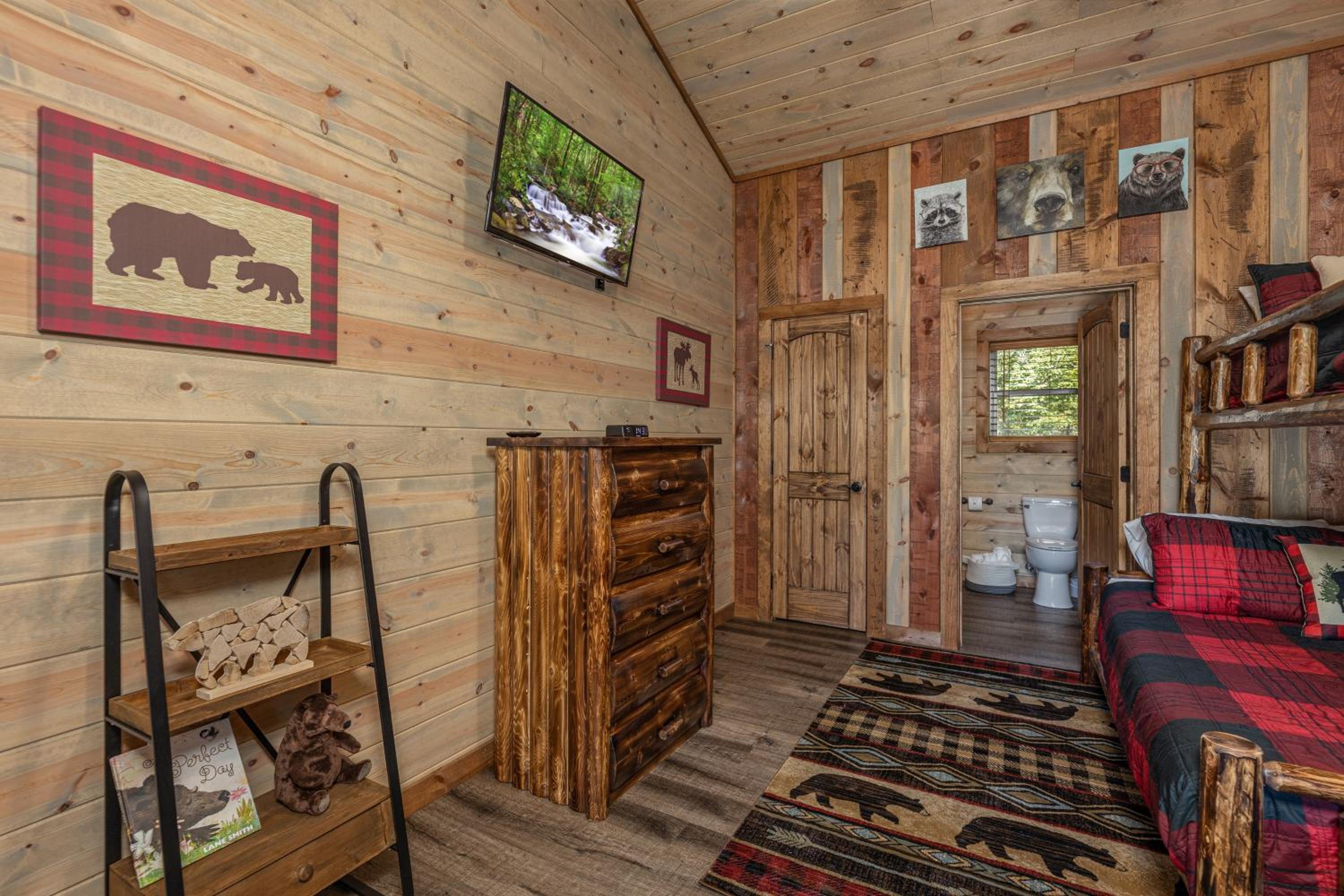 Lux Cabin Mtn Views, Flat Parking, Dog Friendly! view 2