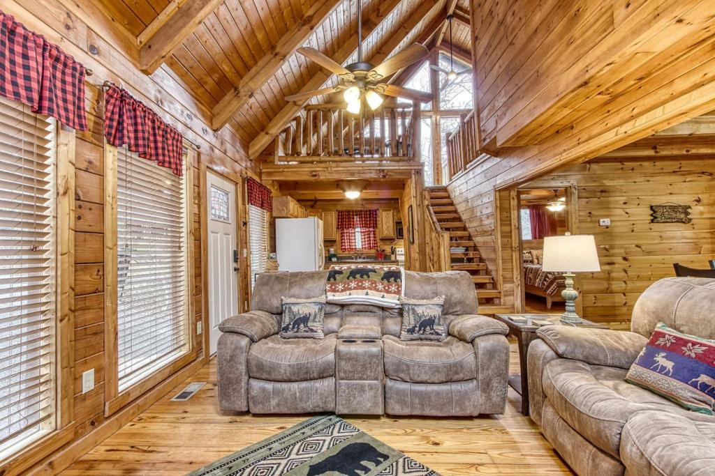 Bucky's Bungalow, Free Attraction Tickets, Hot Tub, WIFI!!! view 4