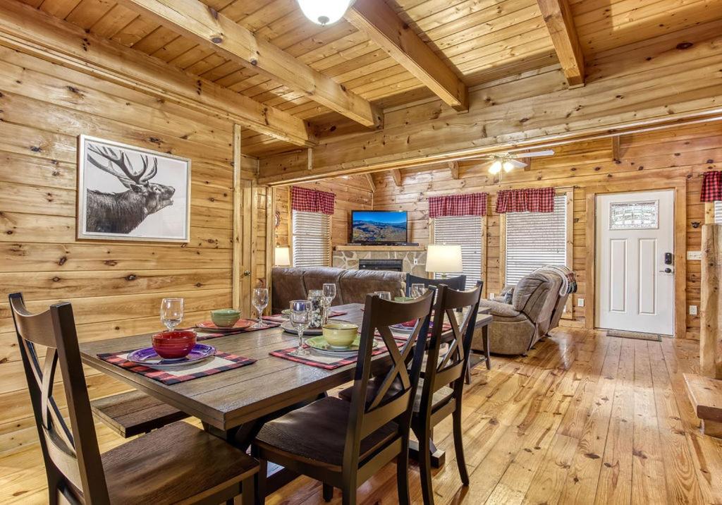 Bucky's Bungalow, Free Attraction Tickets, Hot Tub, WIFI!!! view 5
