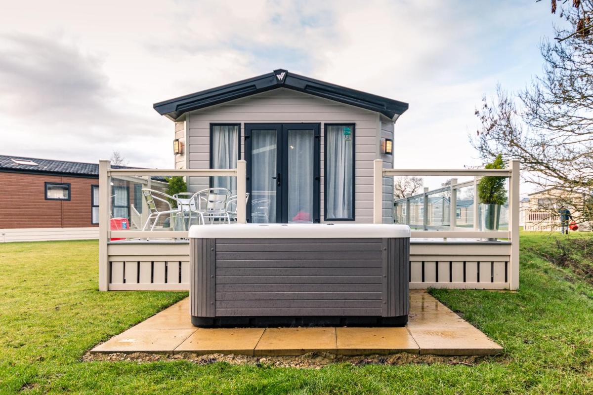 Hotel Hidden Jewel Lodge with Hot Tub - Image 1