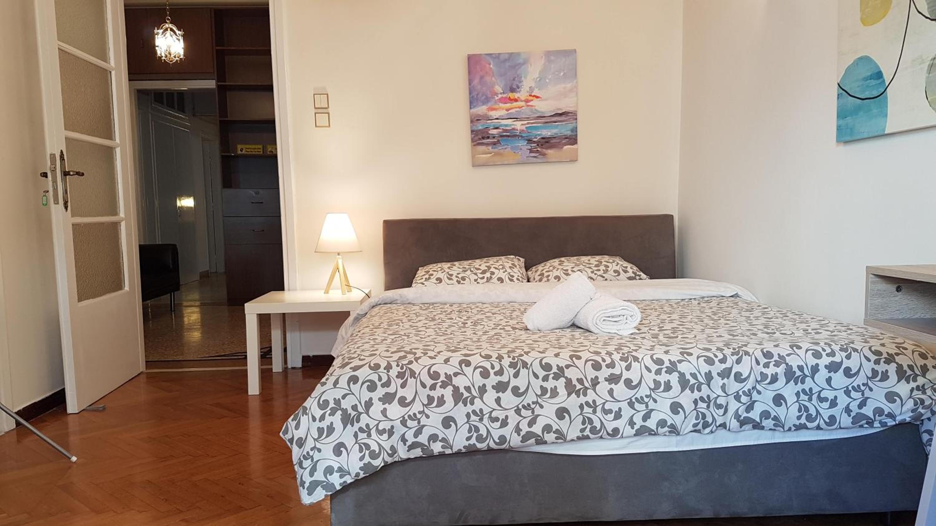 Teal Apartment - Athens Center, 4 BD, 2 BATH