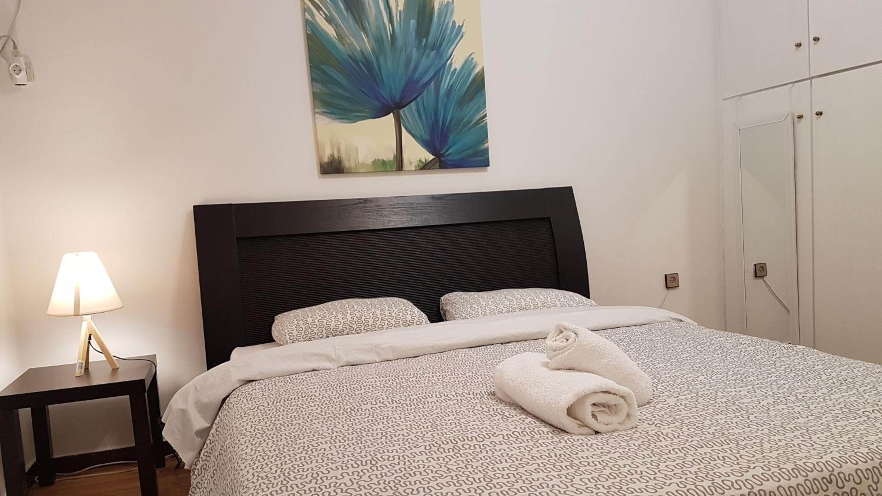 Teal Apartment - Athens Center, 4 BD, 2 BATH