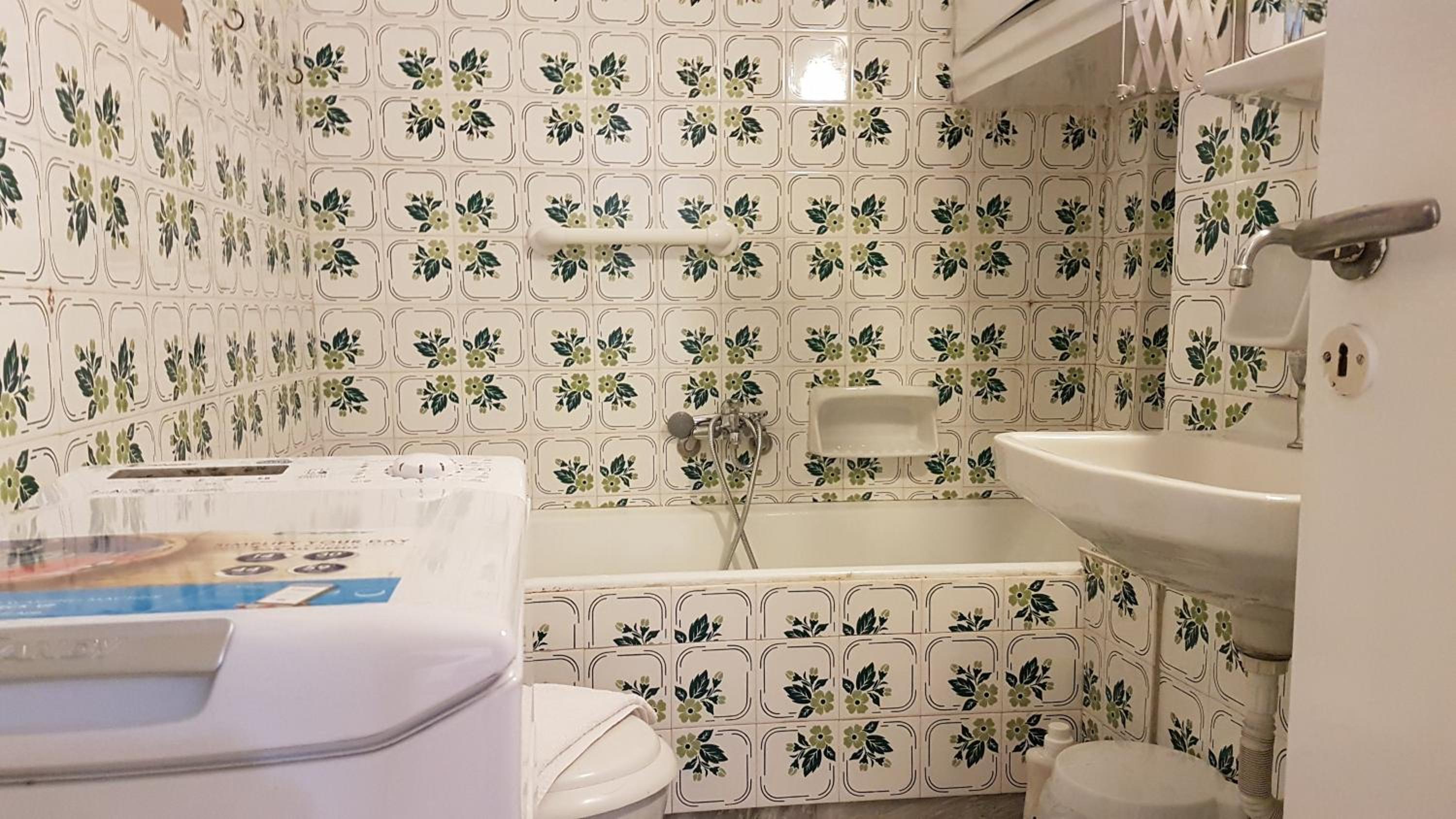 Teal Apartment - Athens Center, 4 BD, 2 BATH