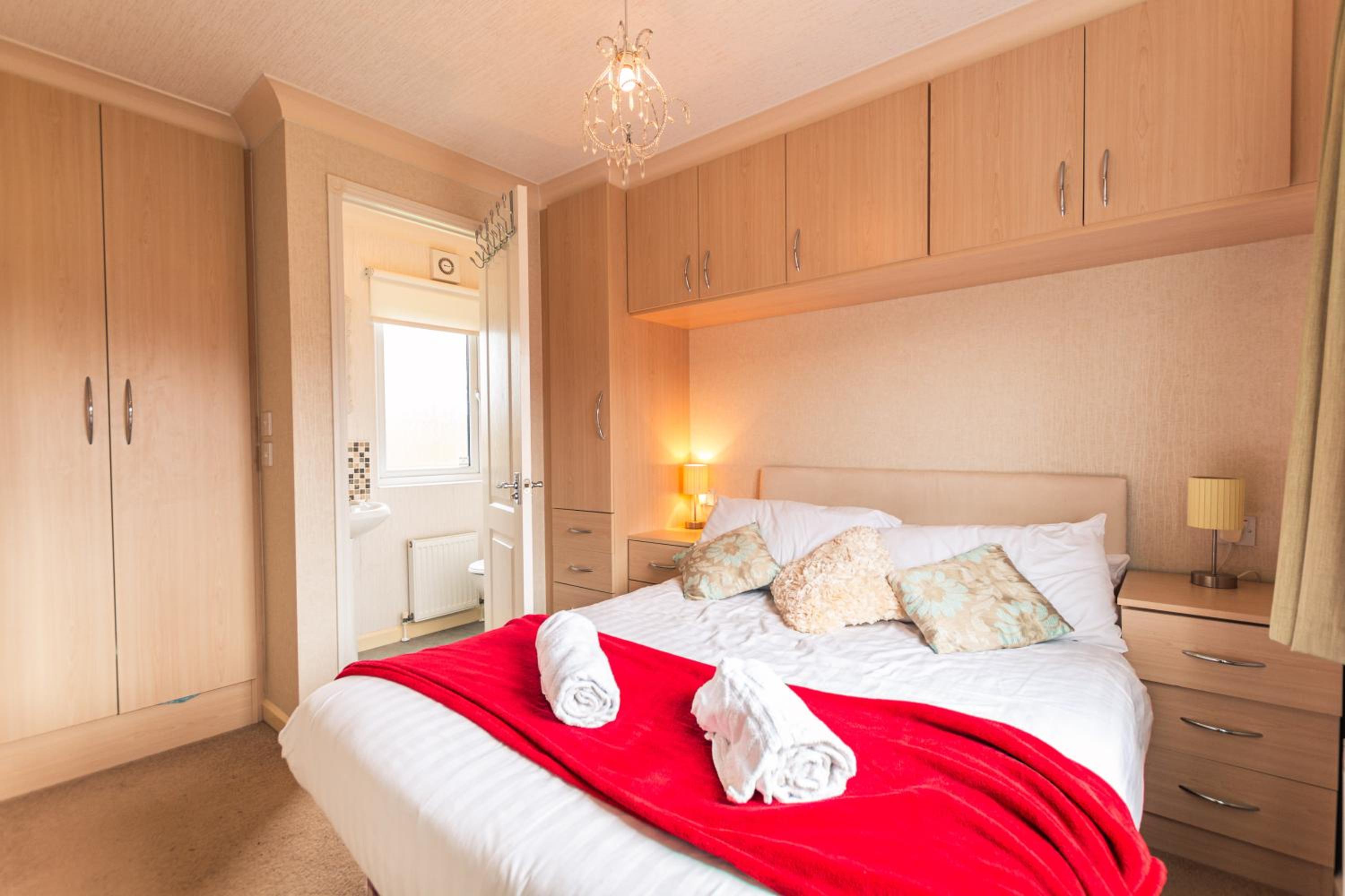 Malton Vacations - La-Serenite Lodge With Hot Tub - Property Image 14