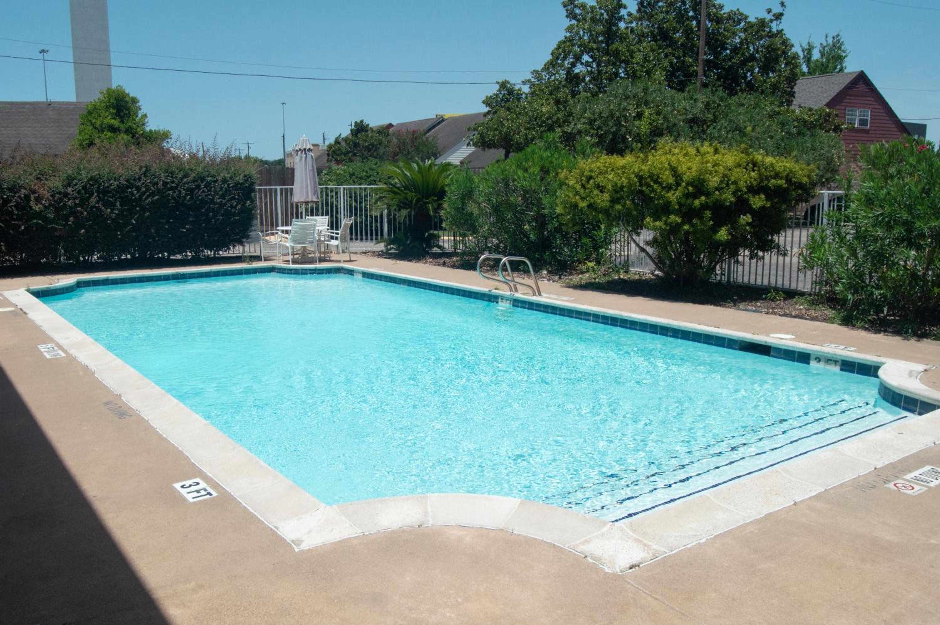 America's Inn Houston - Image 2