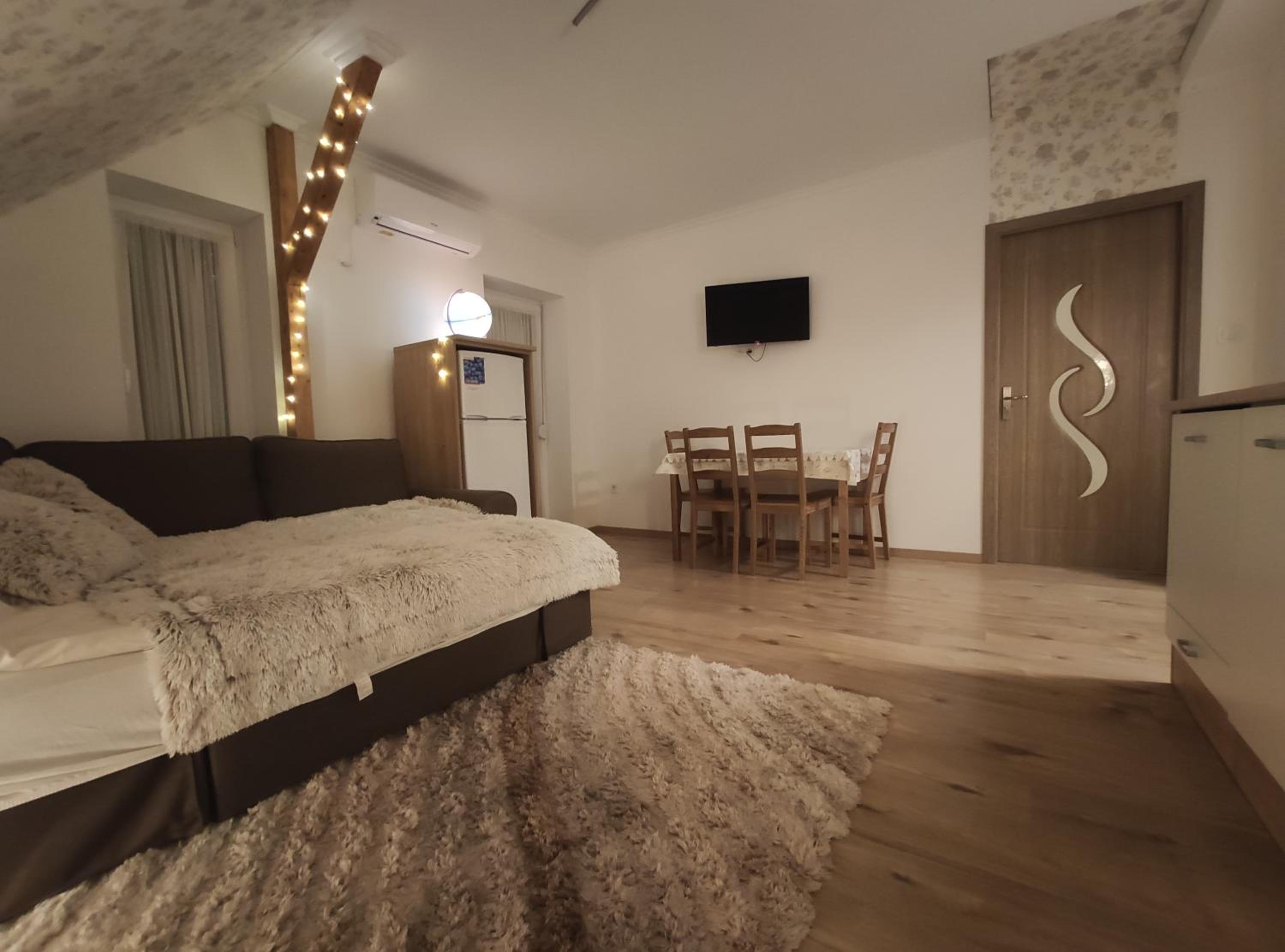 Royal De Lux view 5