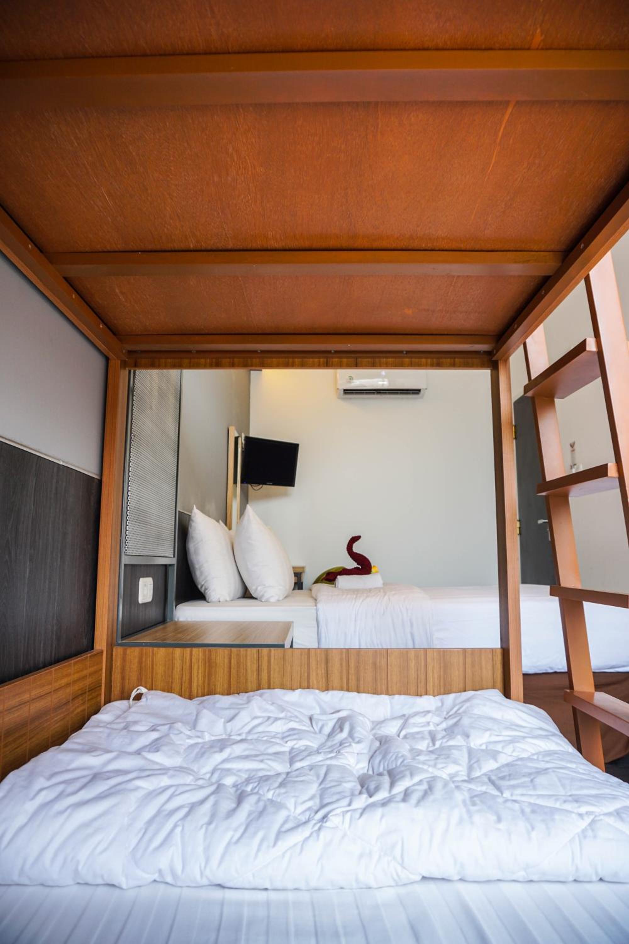 HOTEL PANTES SIMPANG LIMA SEMARANG