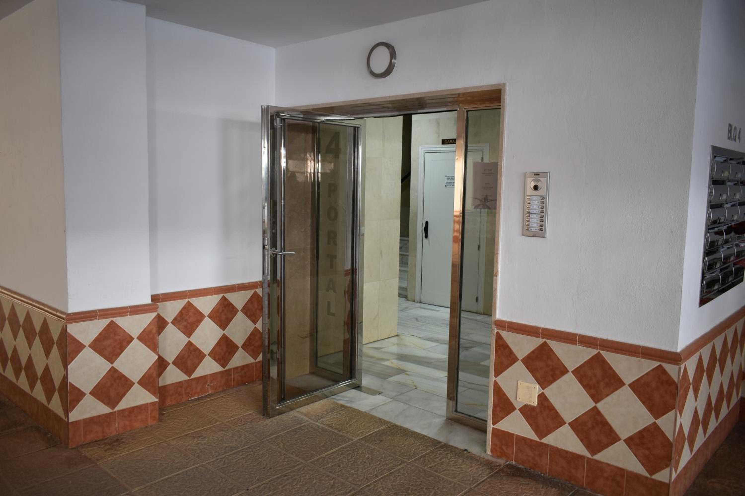 TIMON II, Luxury 3 bedroom Beachside Apartment view 4