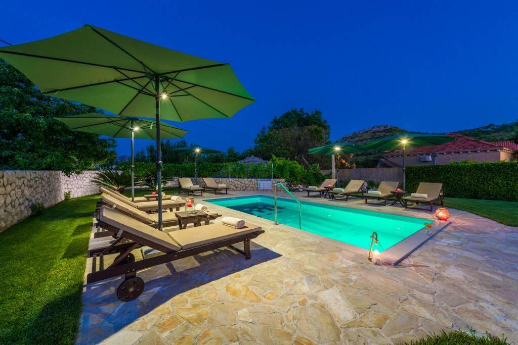 Vila Vergatum-privacy,gym,billiards,table tennis view 4