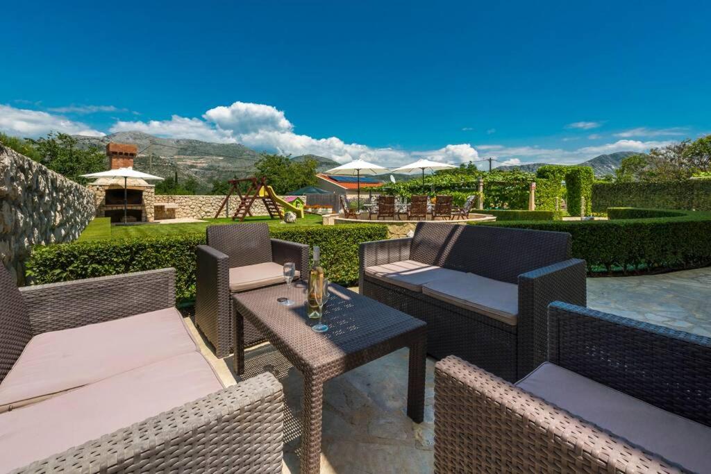 Vila Vergatum-privacy,gym,billiards,table tennis view 2