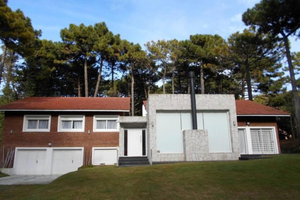 Hotel PINAMAR CASA HASTA 10 PERSONAS SE ALQUILA MINIMO 2 NOCHES s - Image 1