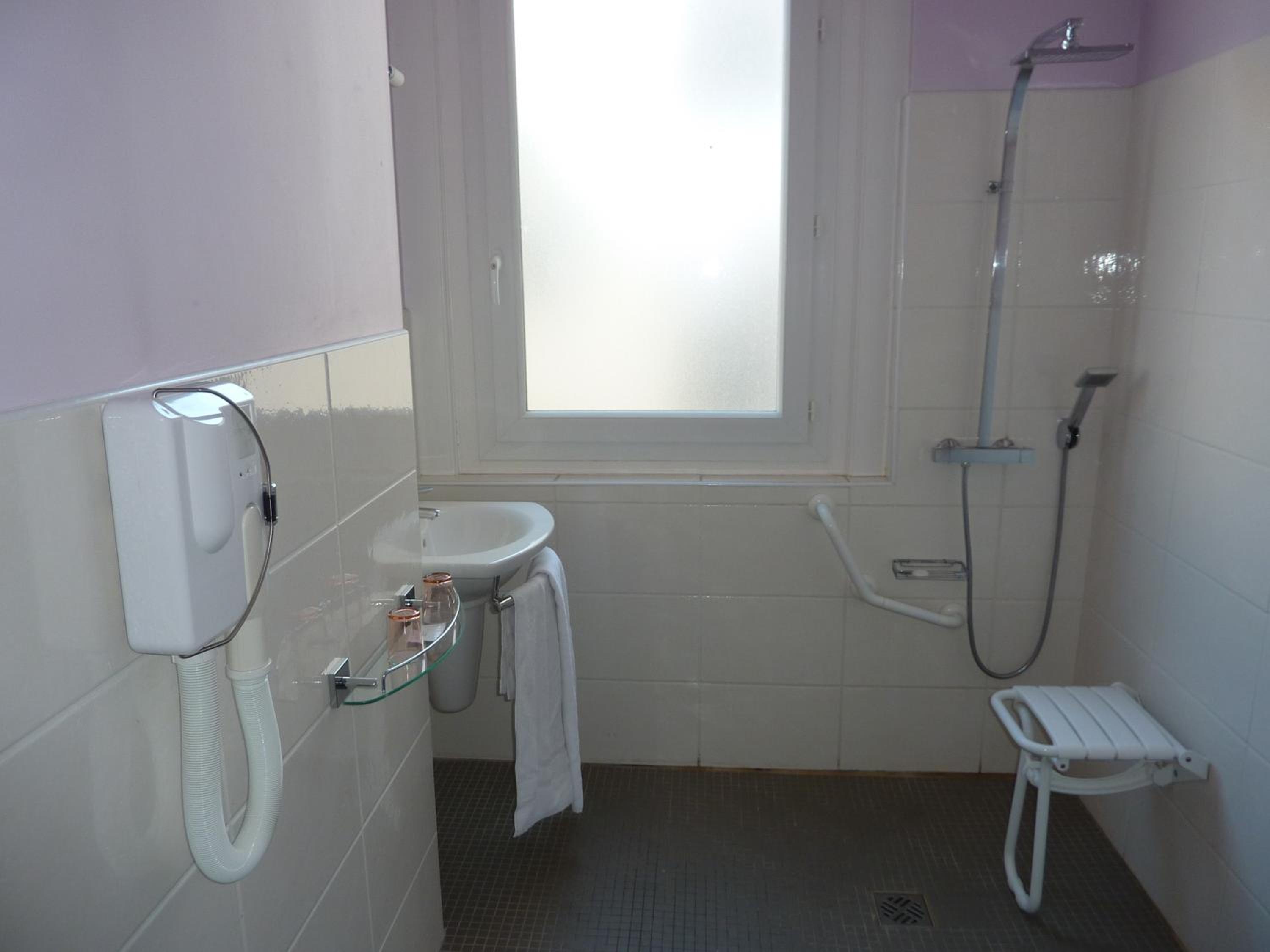 Saint-Etienne Vacations - Urban Style, Hotel Le Cheval Noir, Saint-Etienne - Property Image 6