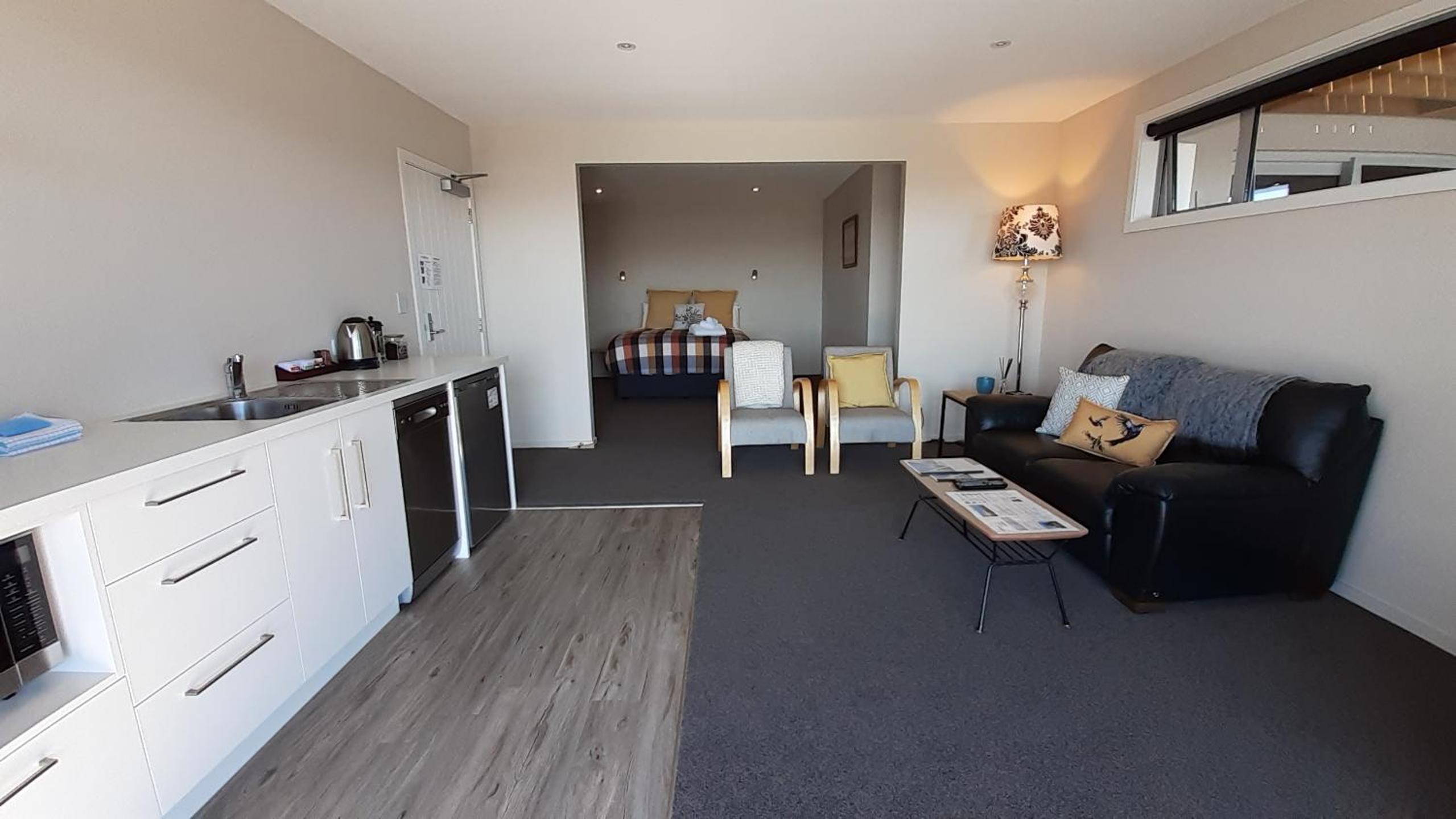 Hotel Lake Vista - Image 1