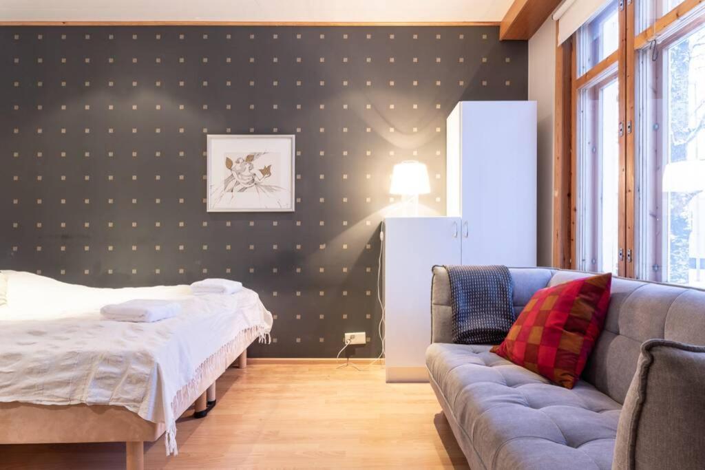 Cozy 1 Br Apt and Free parking by the Railway station