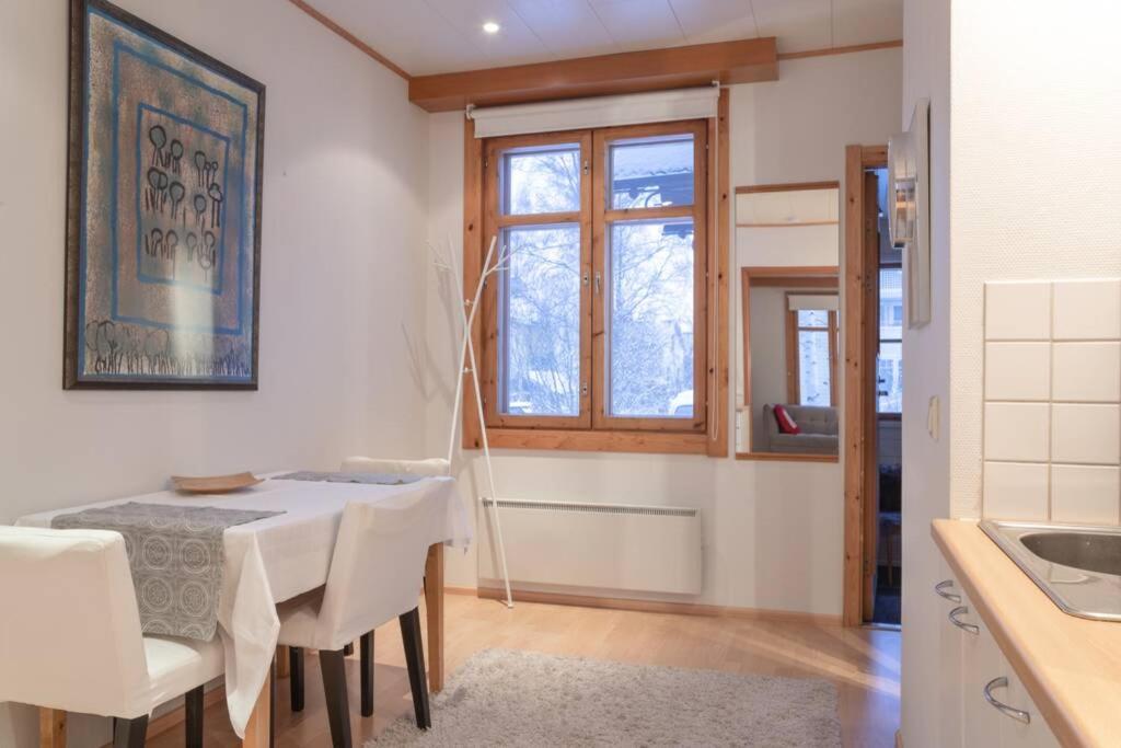Cozy 1 Br Apt and Free parking by the Railway station