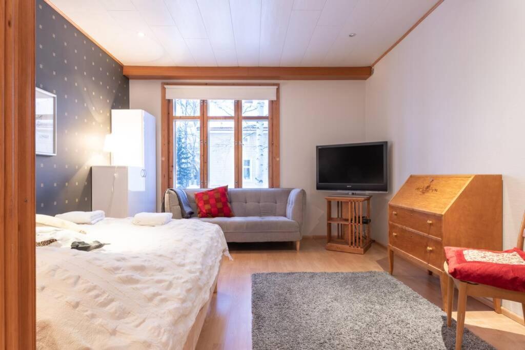 Cozy 1 Br Apt and Free parking by the Railway station