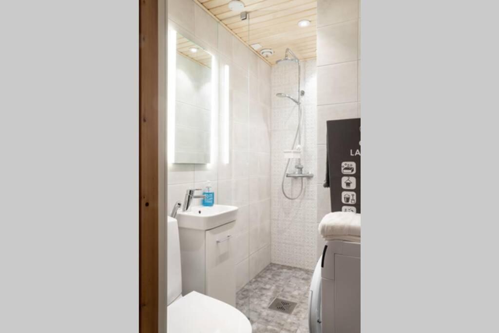 Cozy 1 Br Apt and Free parking by the Railway station