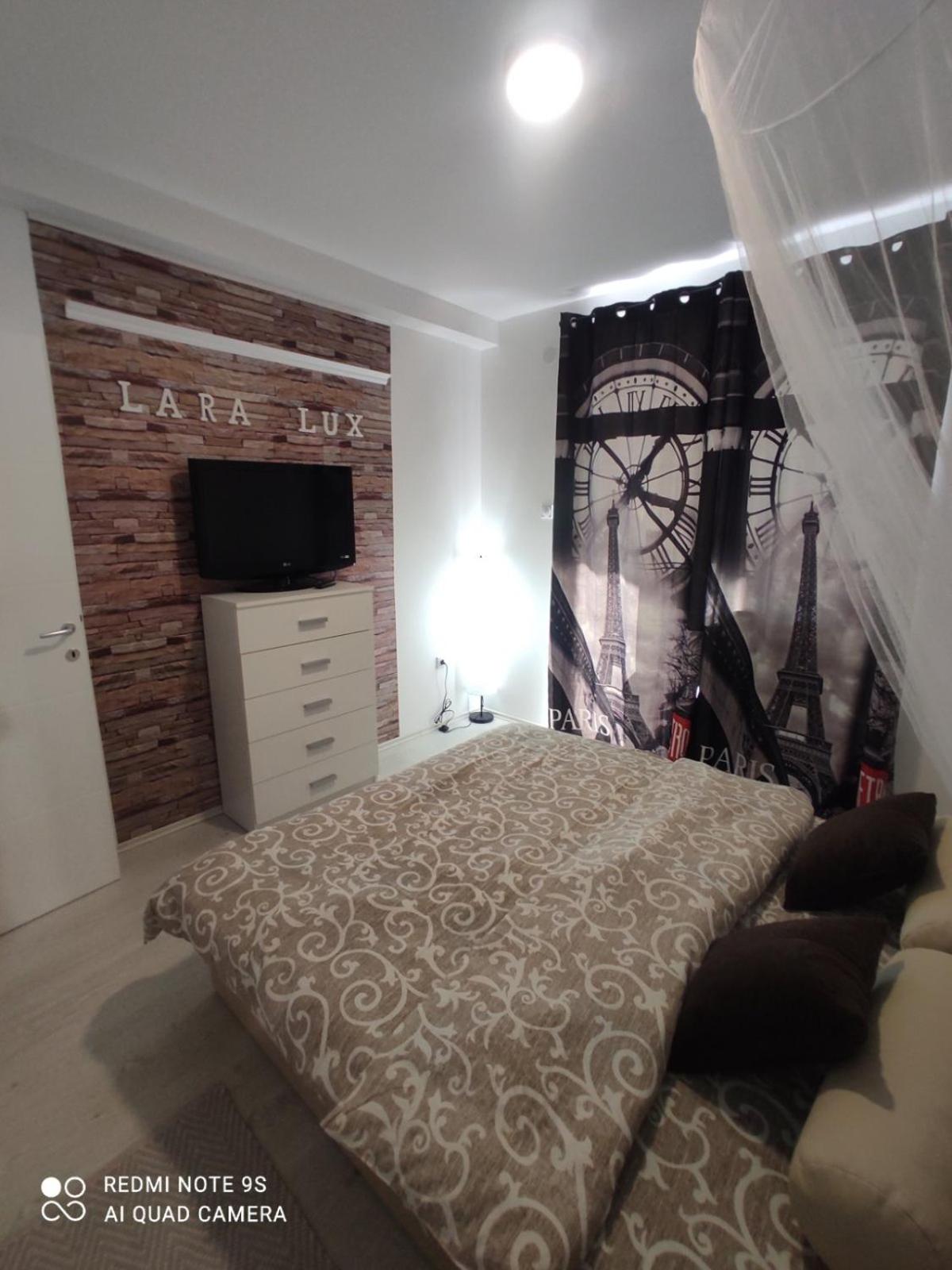 Lara Lux view 4