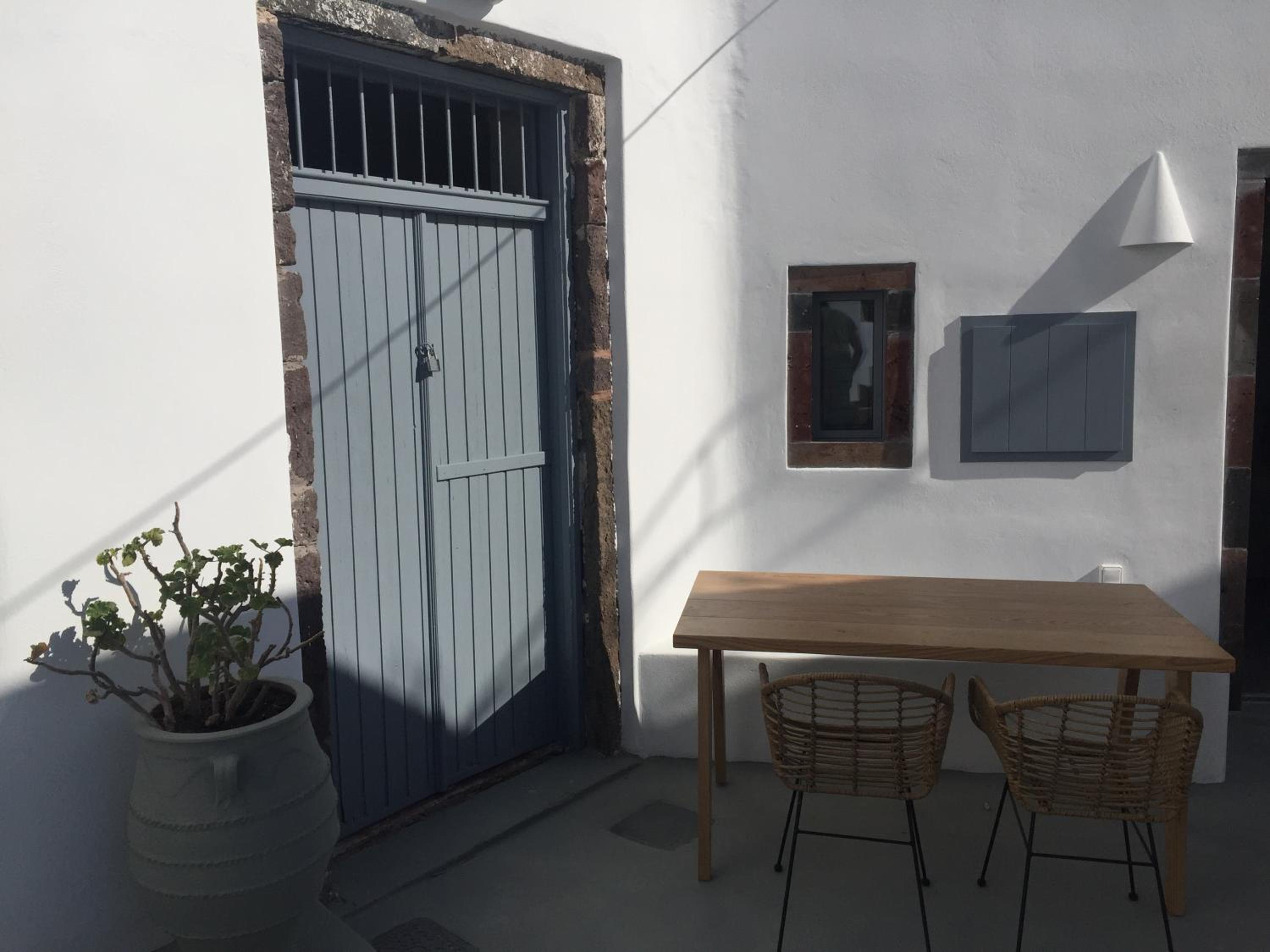 Imarkellis Santorini Cave House with yard
