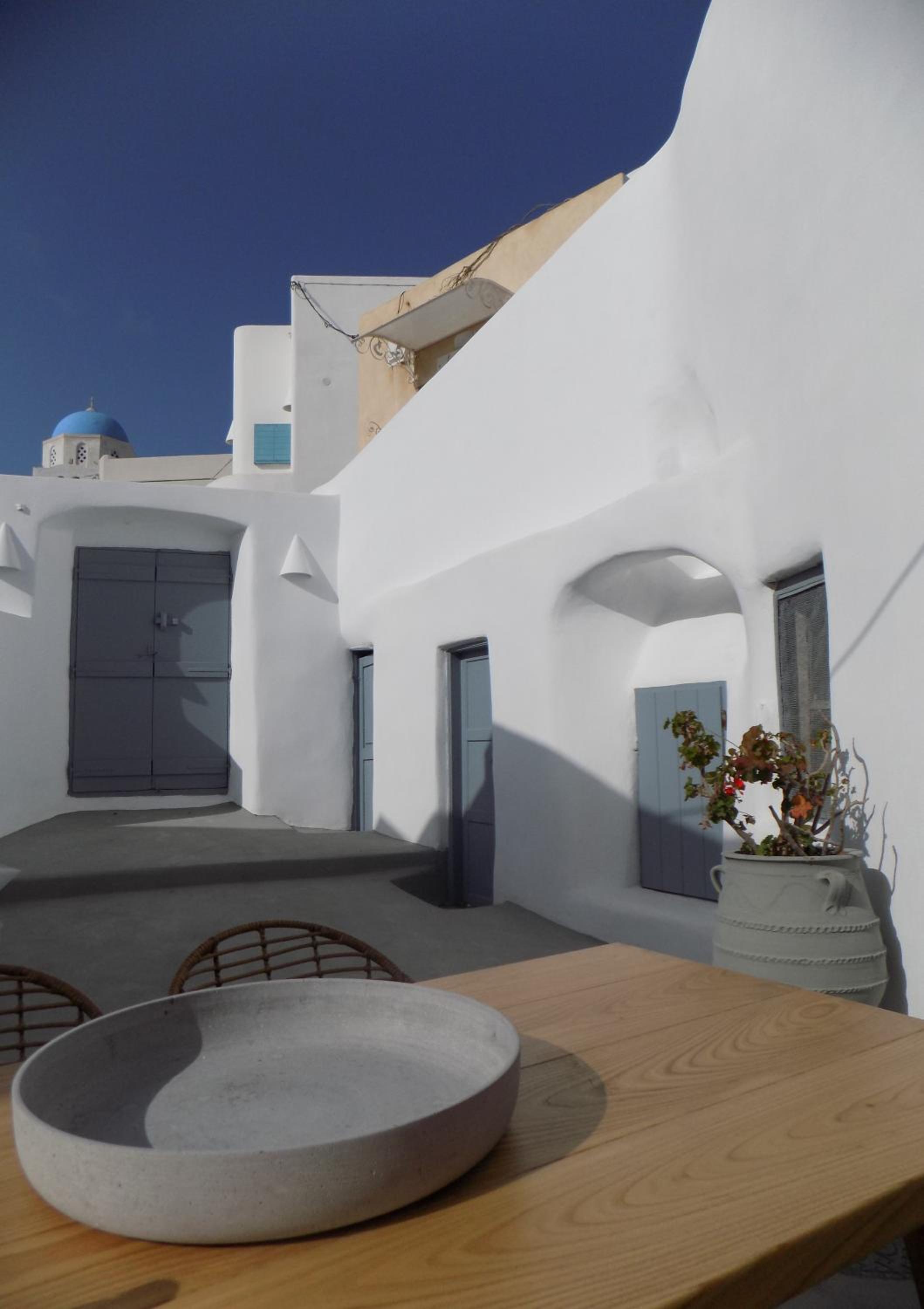 Imarkellis Santorini Cave House with yard