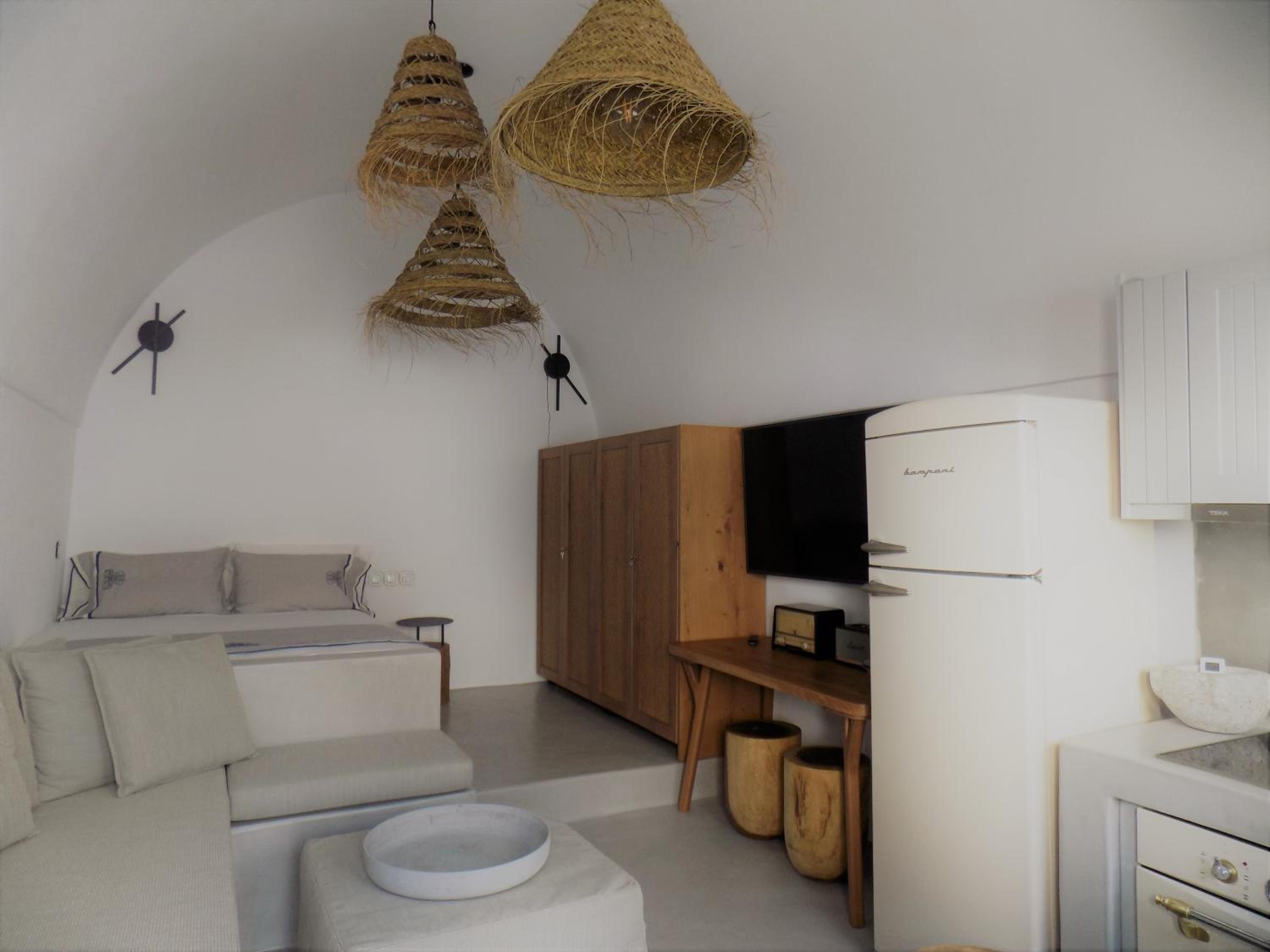 Imarkellis Santorini Cave House with yard