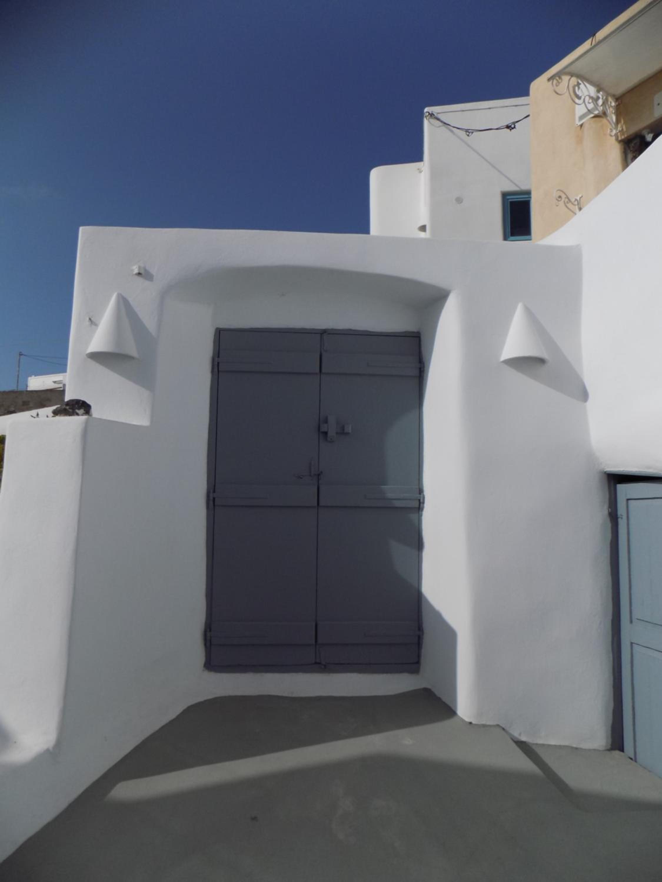 Imarkellis Santorini Cave House with yard