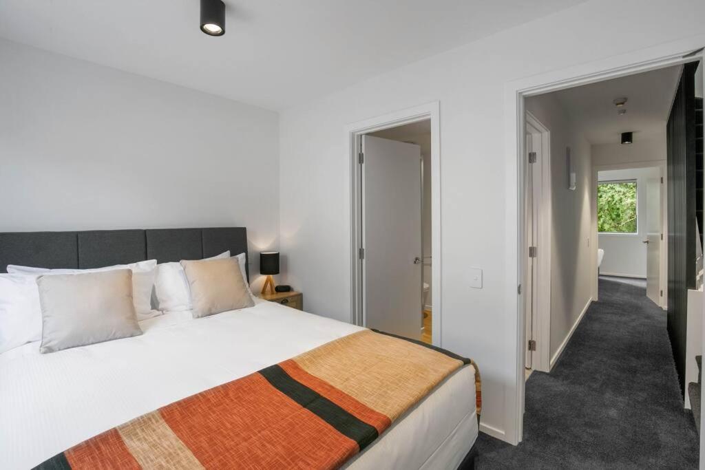 Central Queenstown Apt 18a - walk to town view 3