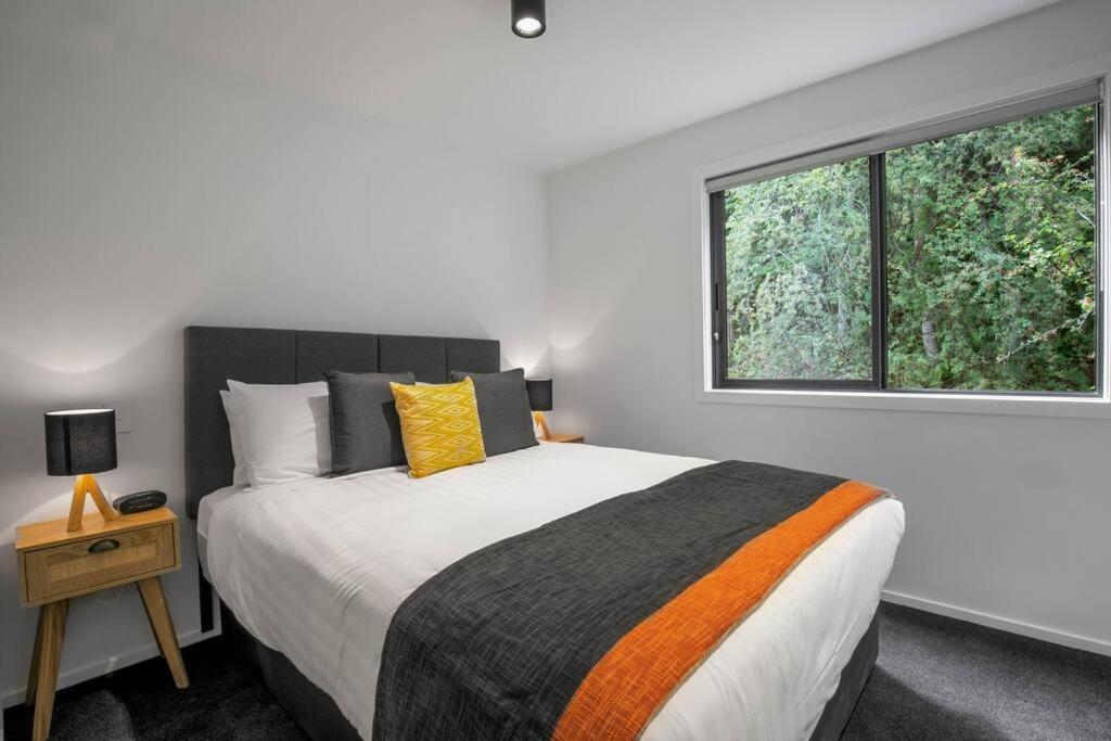 Central Queenstown Apt 18a - walk to town view 4